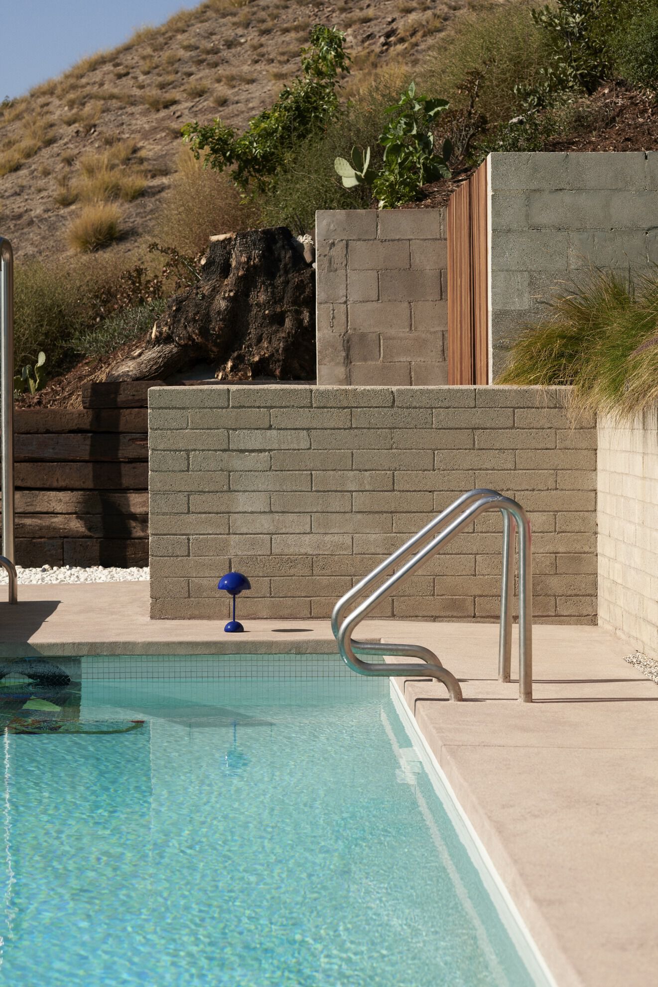 Flowerpot Portable Lamp VP9, Cobalt Blue, Magnetic Charger