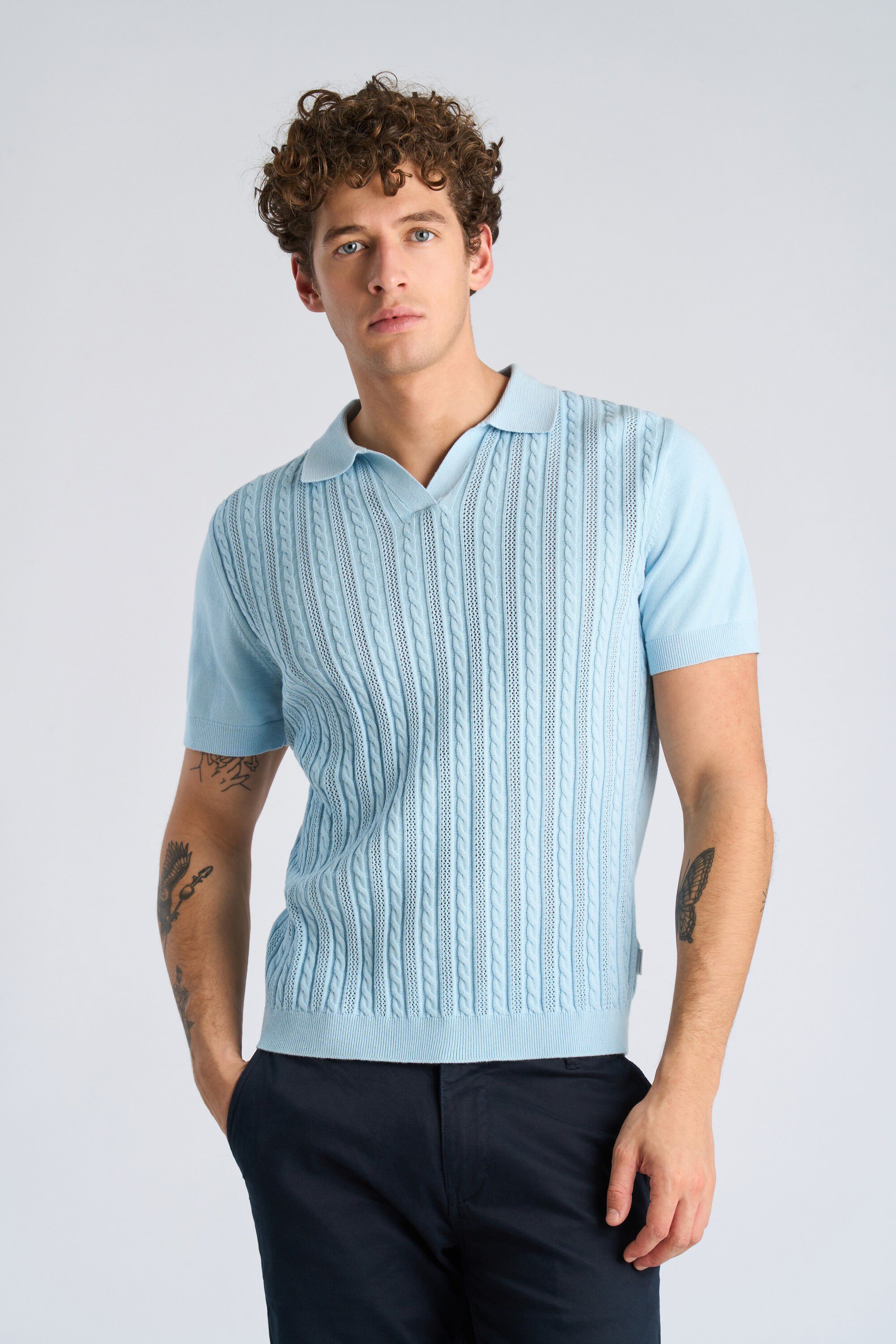 Knitted S/S cable v-neck polo