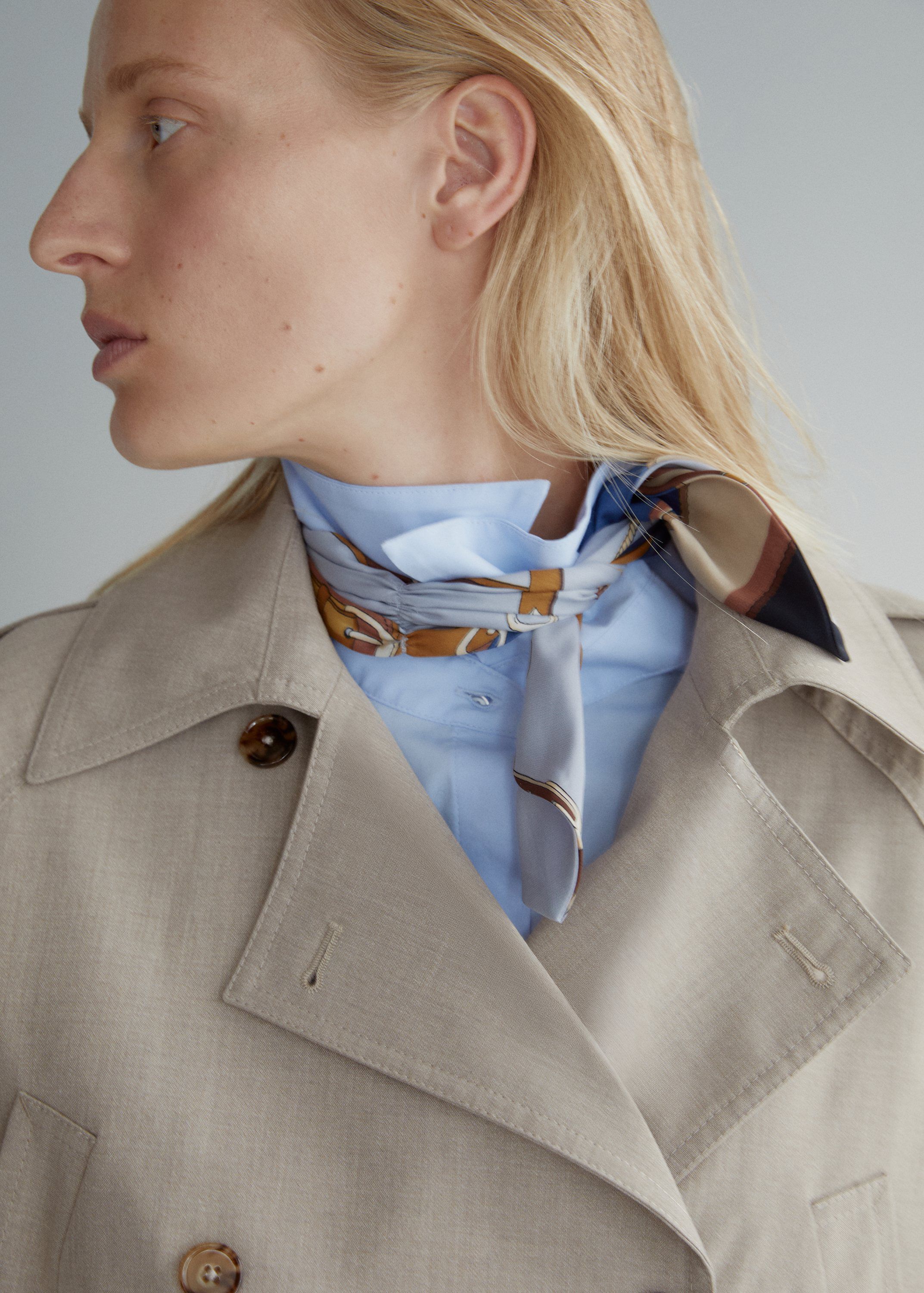 Short trench coat with belt