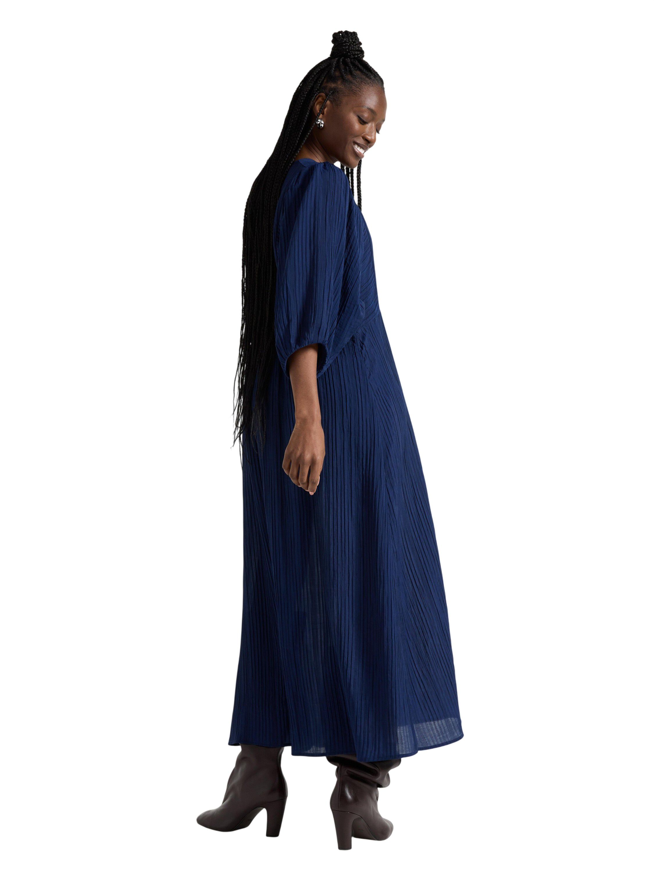 Midi dress with crinkles, v-neck an