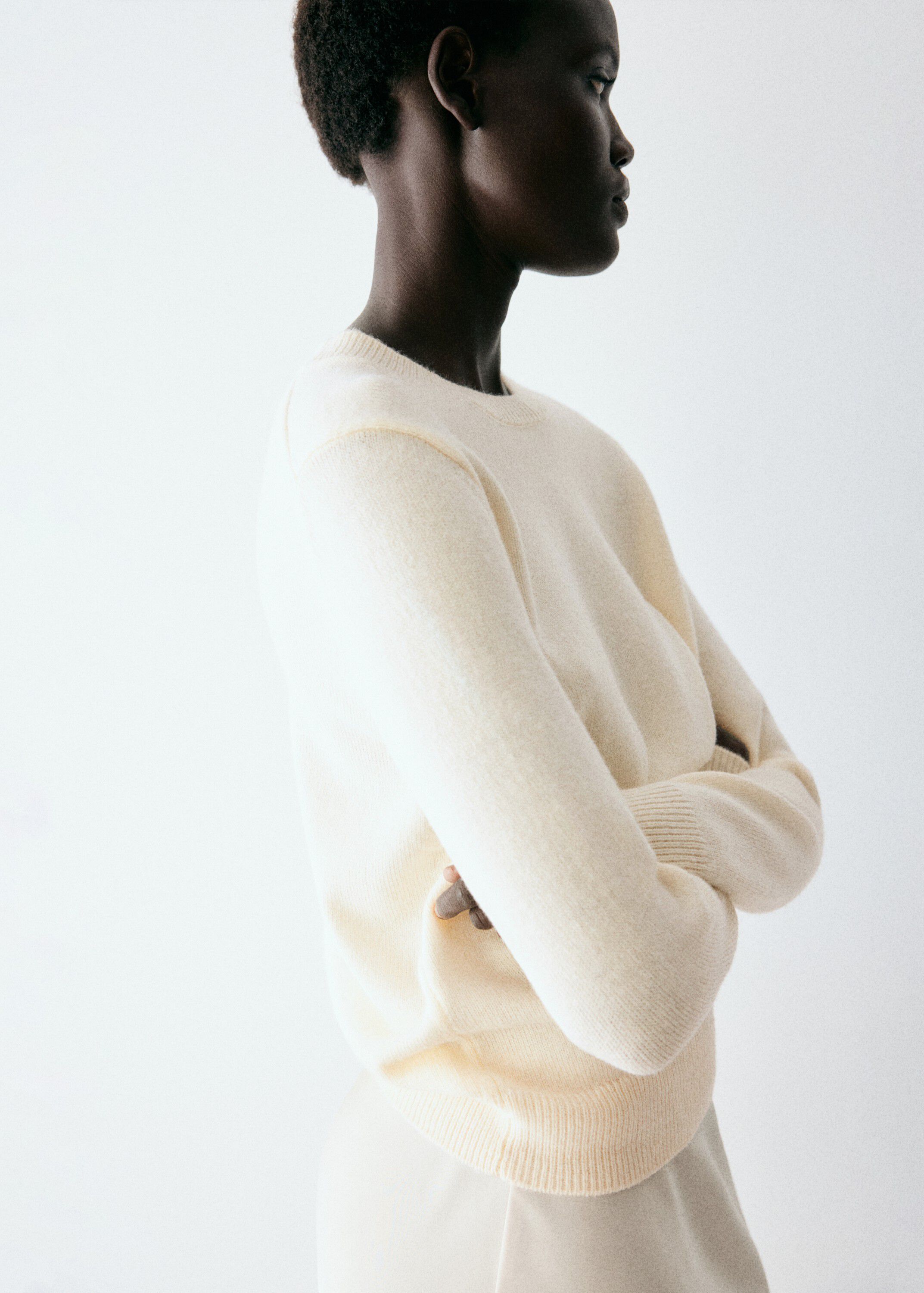 Round-neck knitted sweater