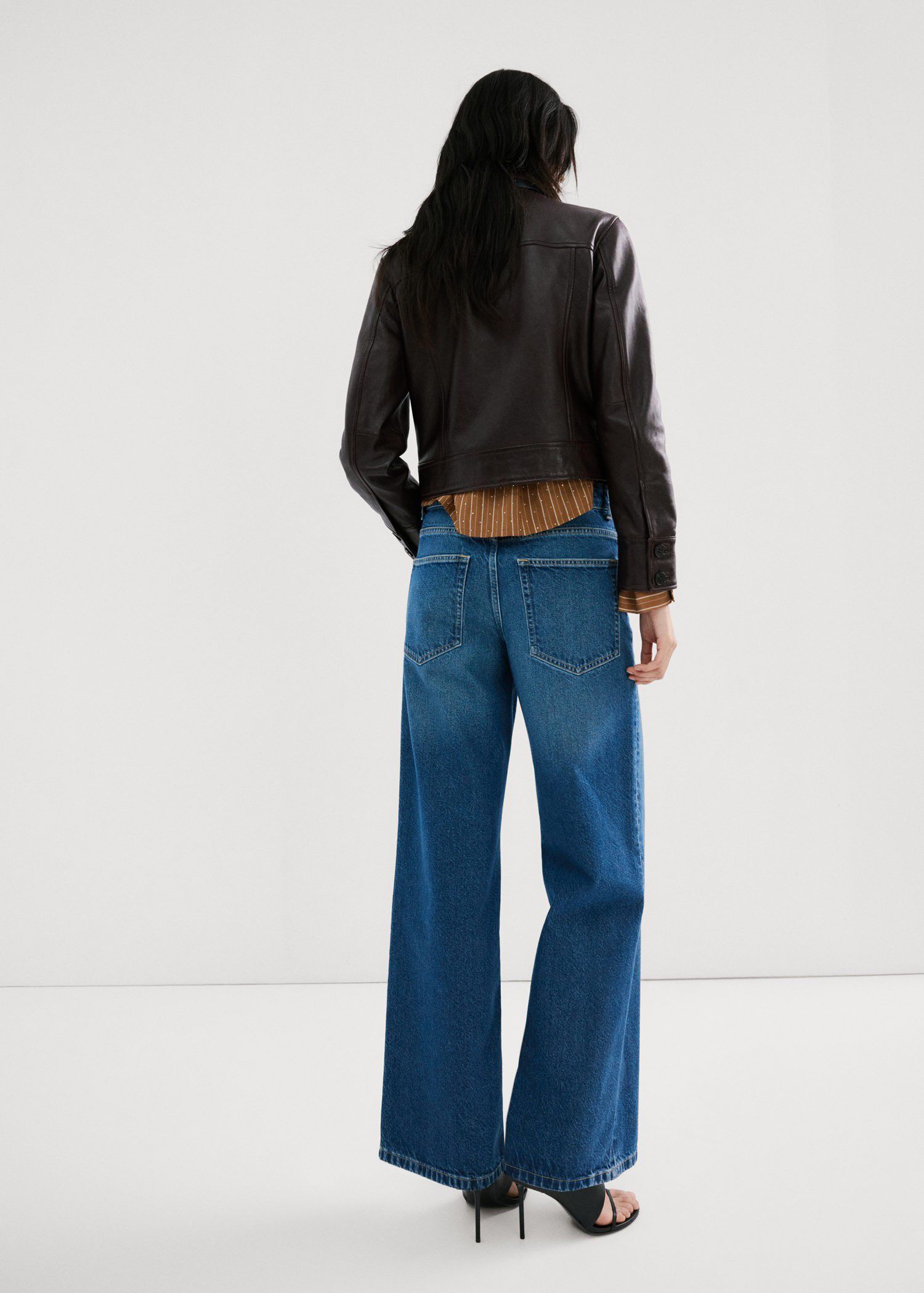 Low-rise wide leg jeans