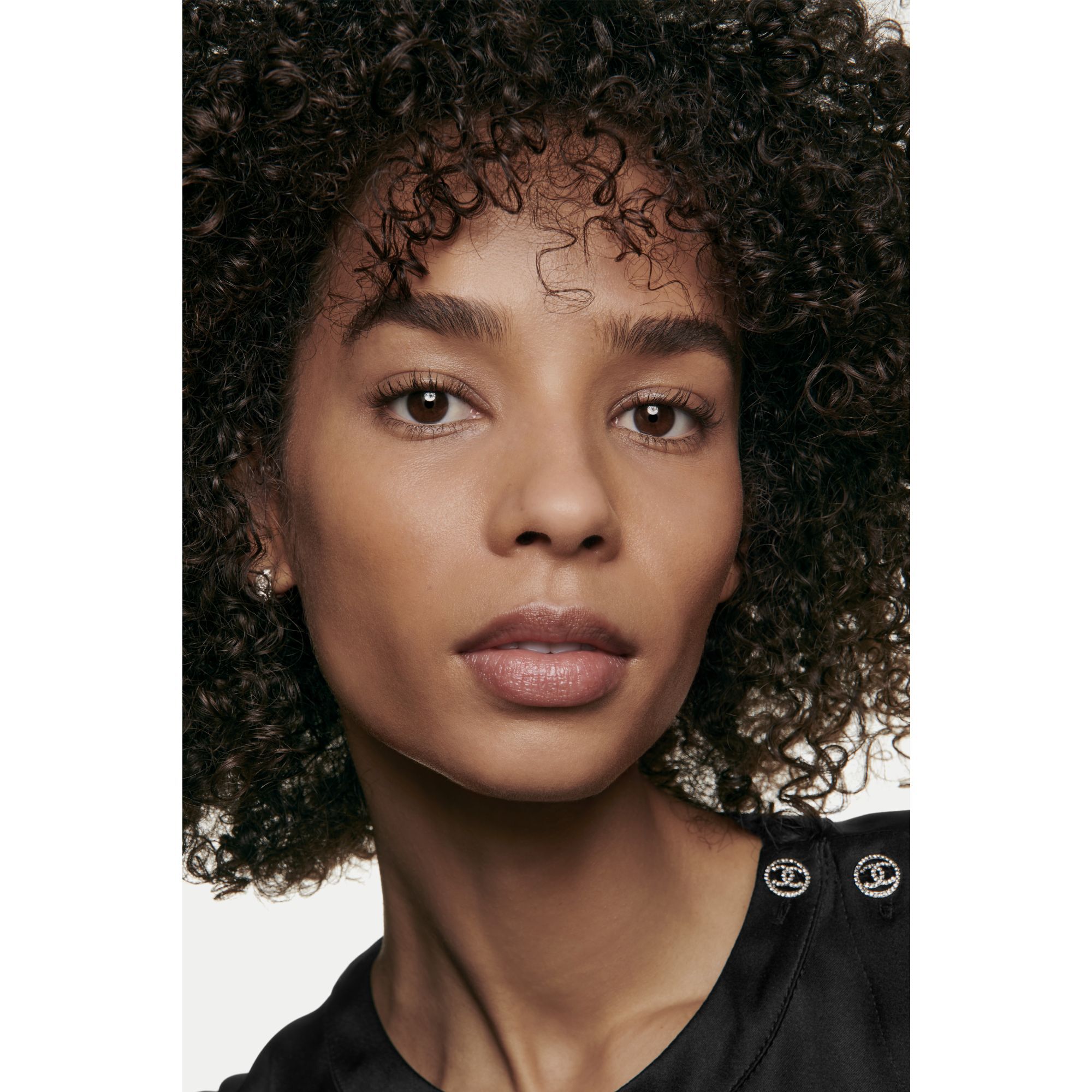 ENSARTET UDSTR&Aring;LING FUGT.