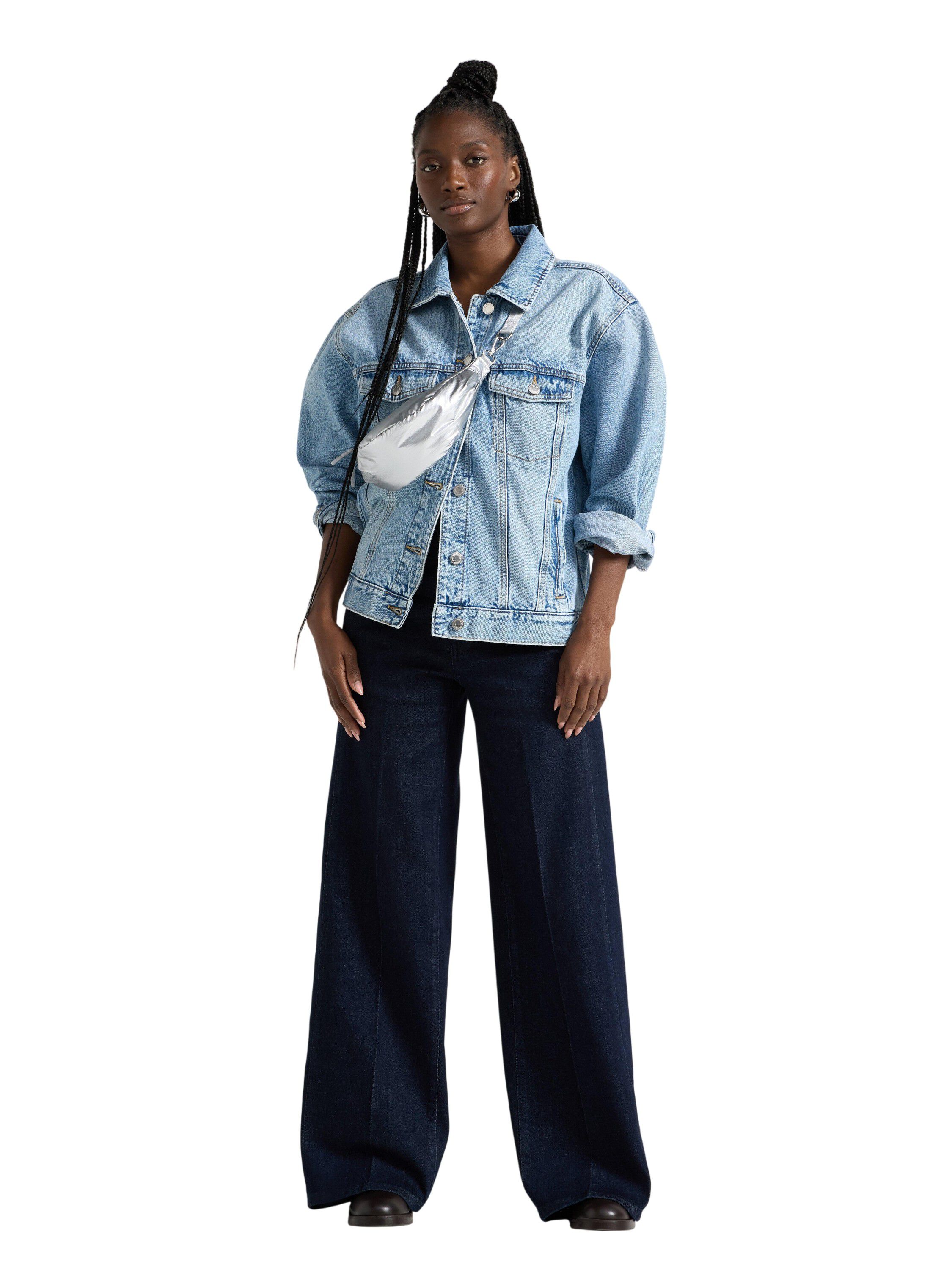 Klassisk denimjacka med ljus tv&auml;tt.