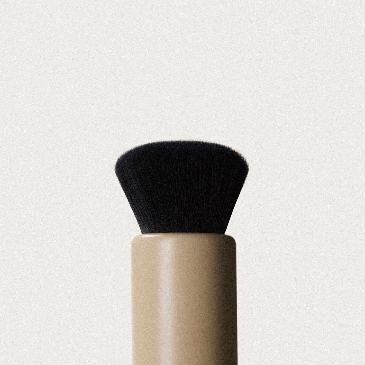 Duo Brush - Makeupb&oslash;rste med dobbelt ende til en stribefri p&aring;f&oslash;ring