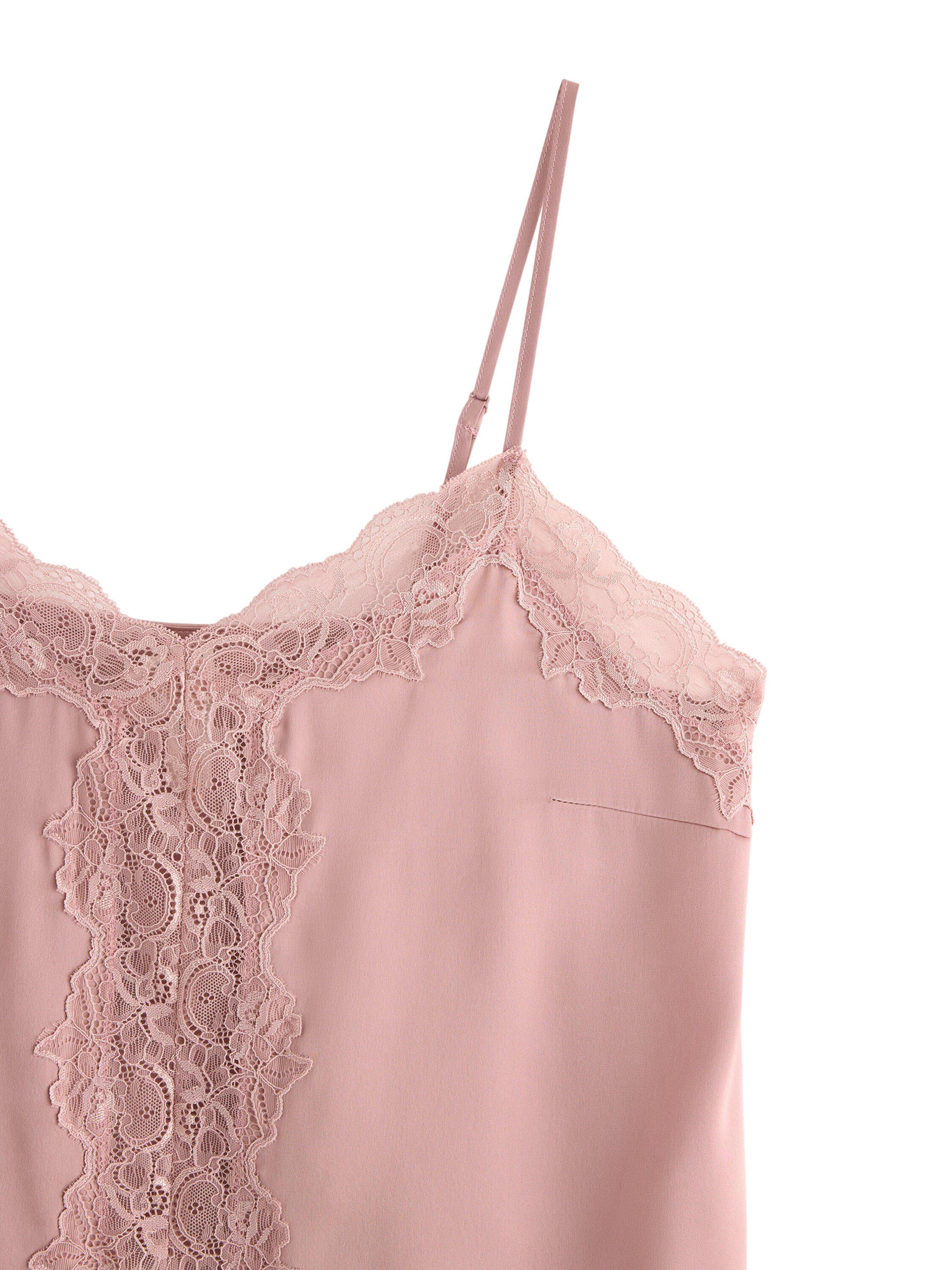 Linne i satin med spetsdetaljer.