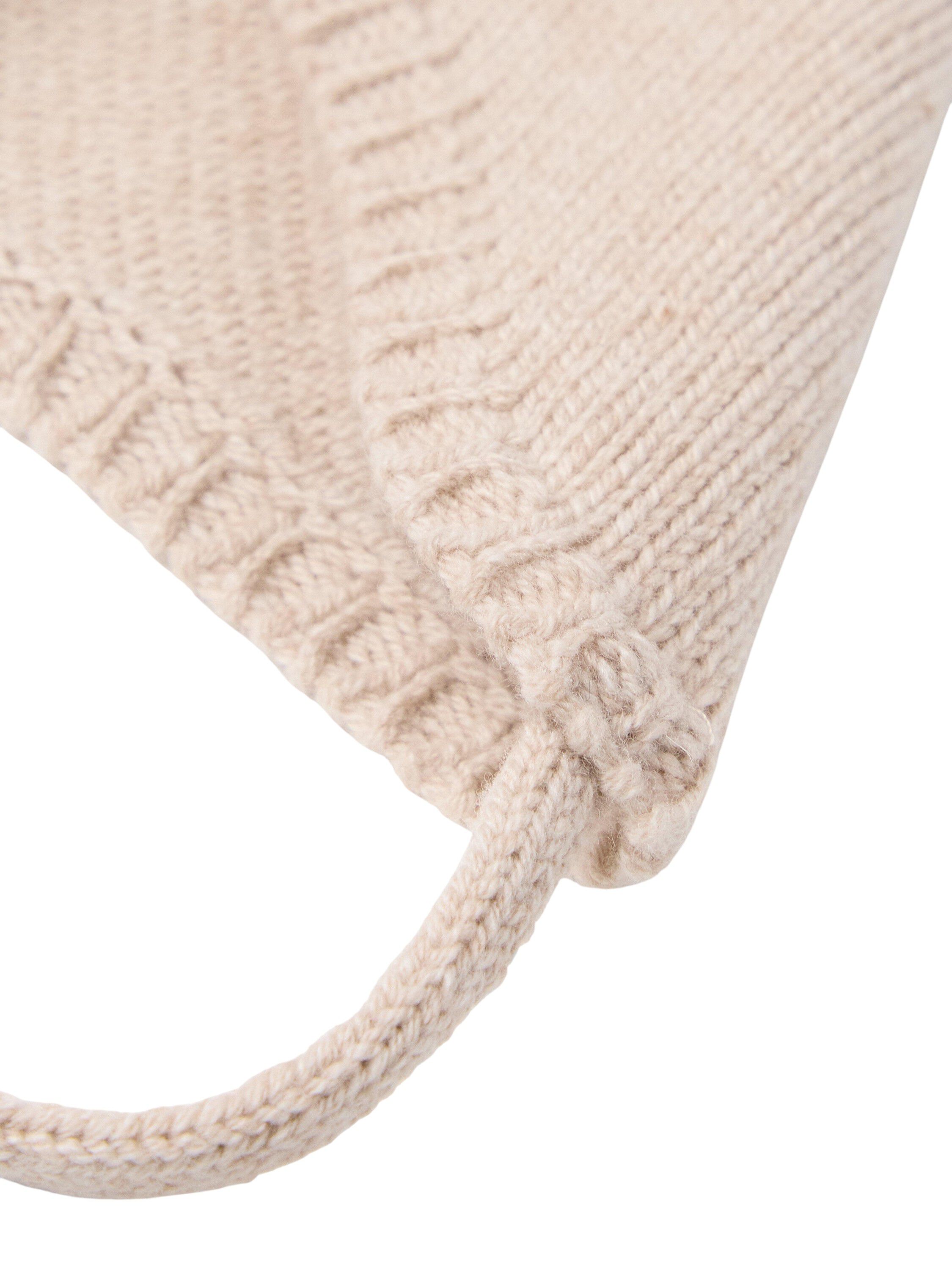 Stickad m&ouml;ssa i mjuk ull med knytb