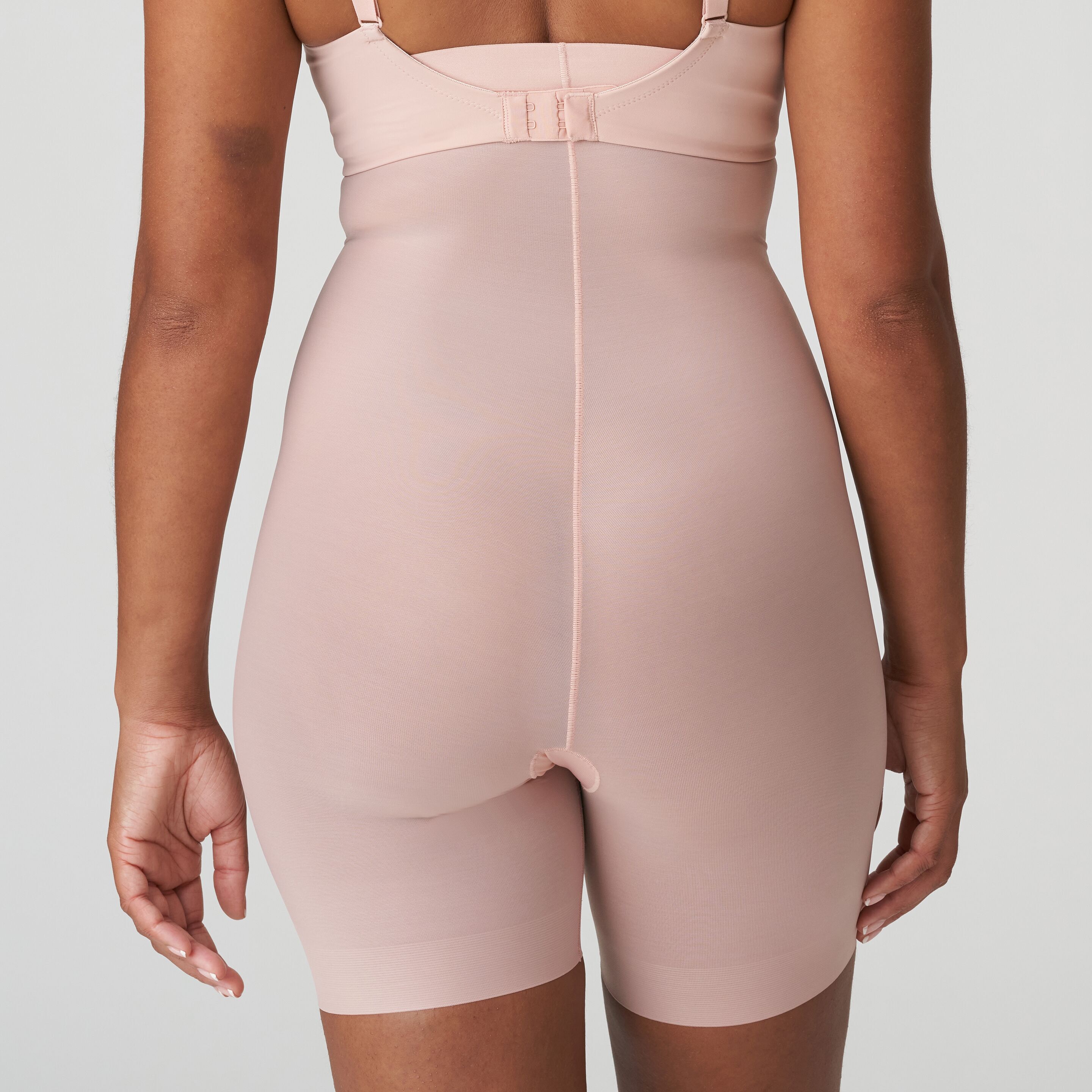 Figuras udglattende h&oslash;je trusser med ben