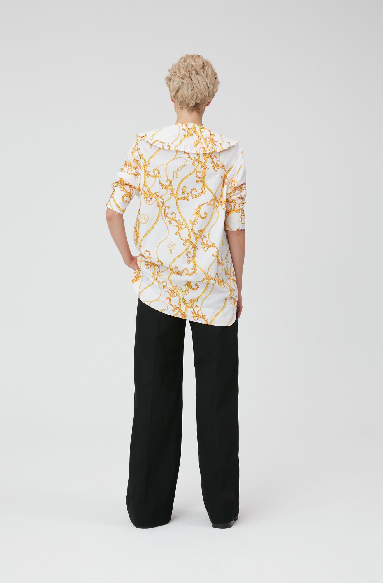 F6734 Printet bluse med V-hals