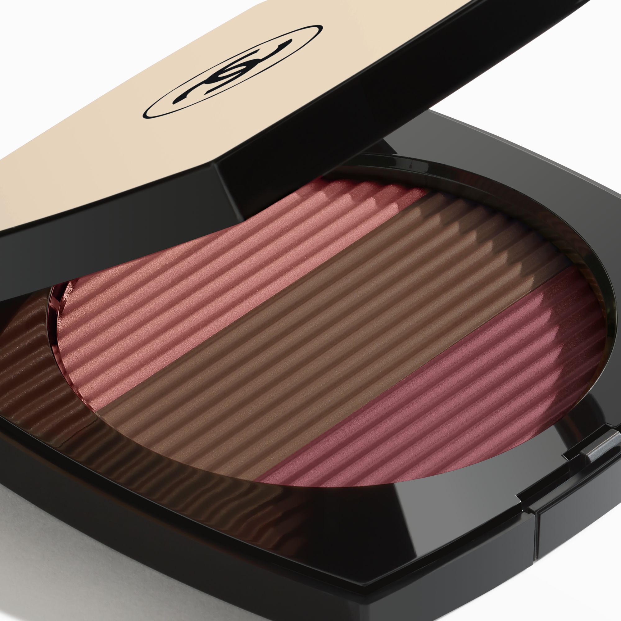 EN HARMONI AF TRE PUDDERE FOR SUND GL&Oslash;D. BRONZER, BLUSH, HIGHLIGHTER