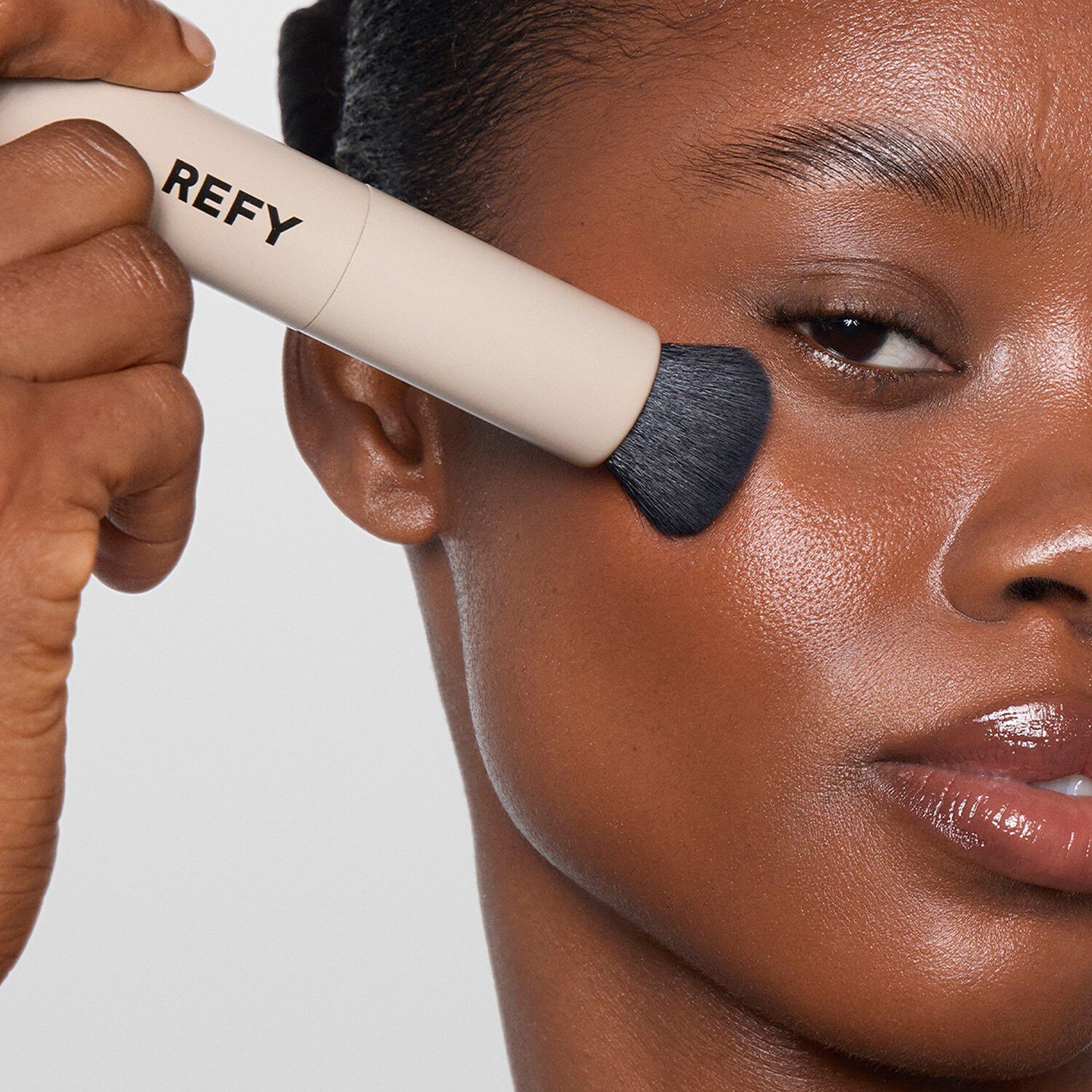 Duo Brush - Makeupb&oslash;rste med dobbelt ende til en stribefri p&aring;f&oslash;ring