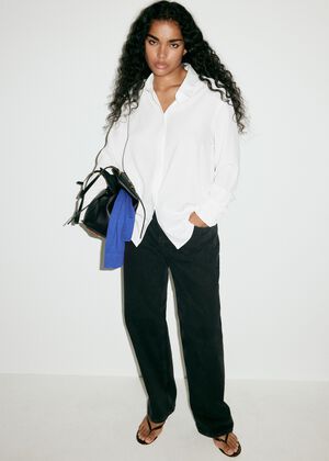 Fluid blouse with concealed buttons