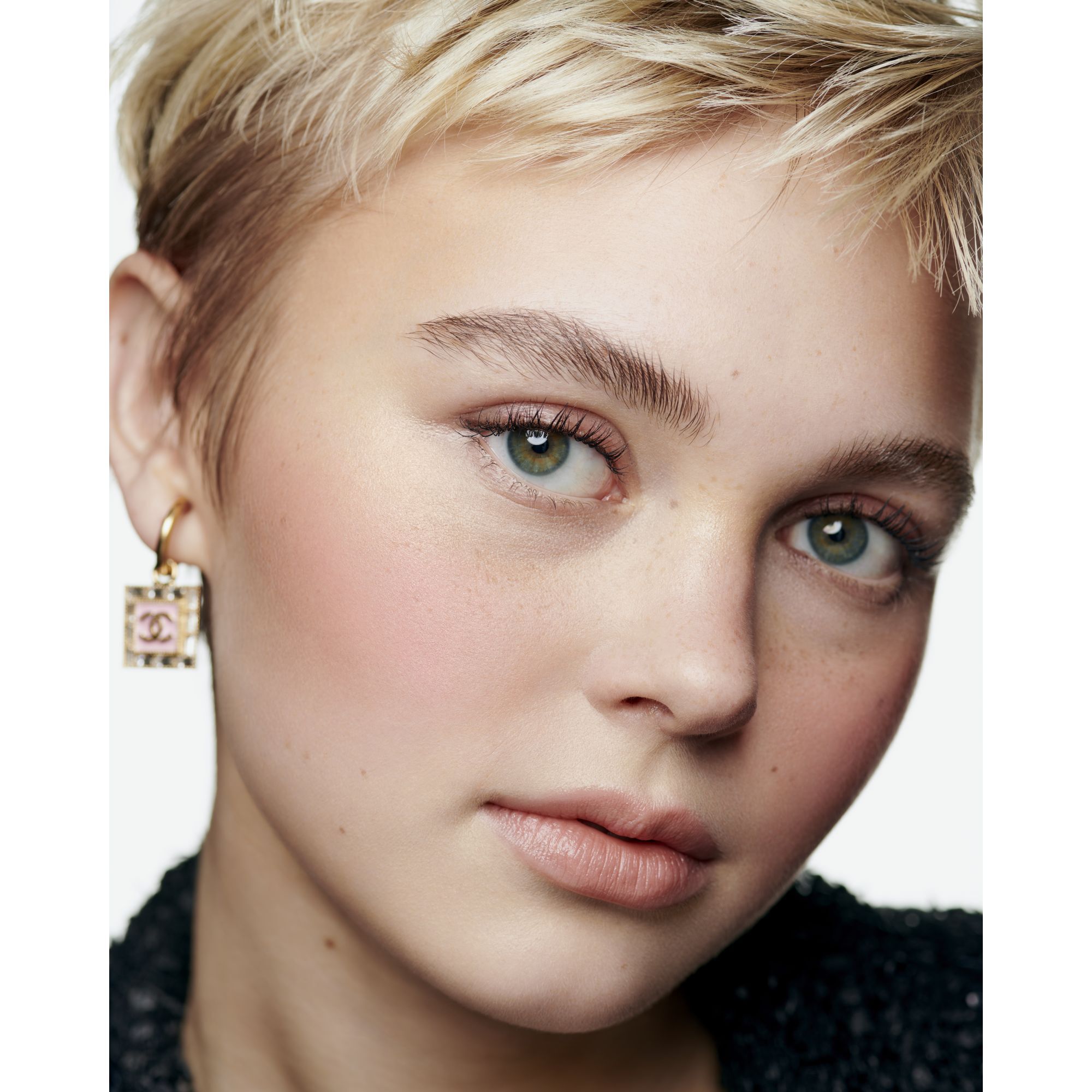 EN HARMONI AF TRE PUDDERE FOR SUND GL&Oslash;D. BRONZER, BLUSH, HIGHLIGHTER