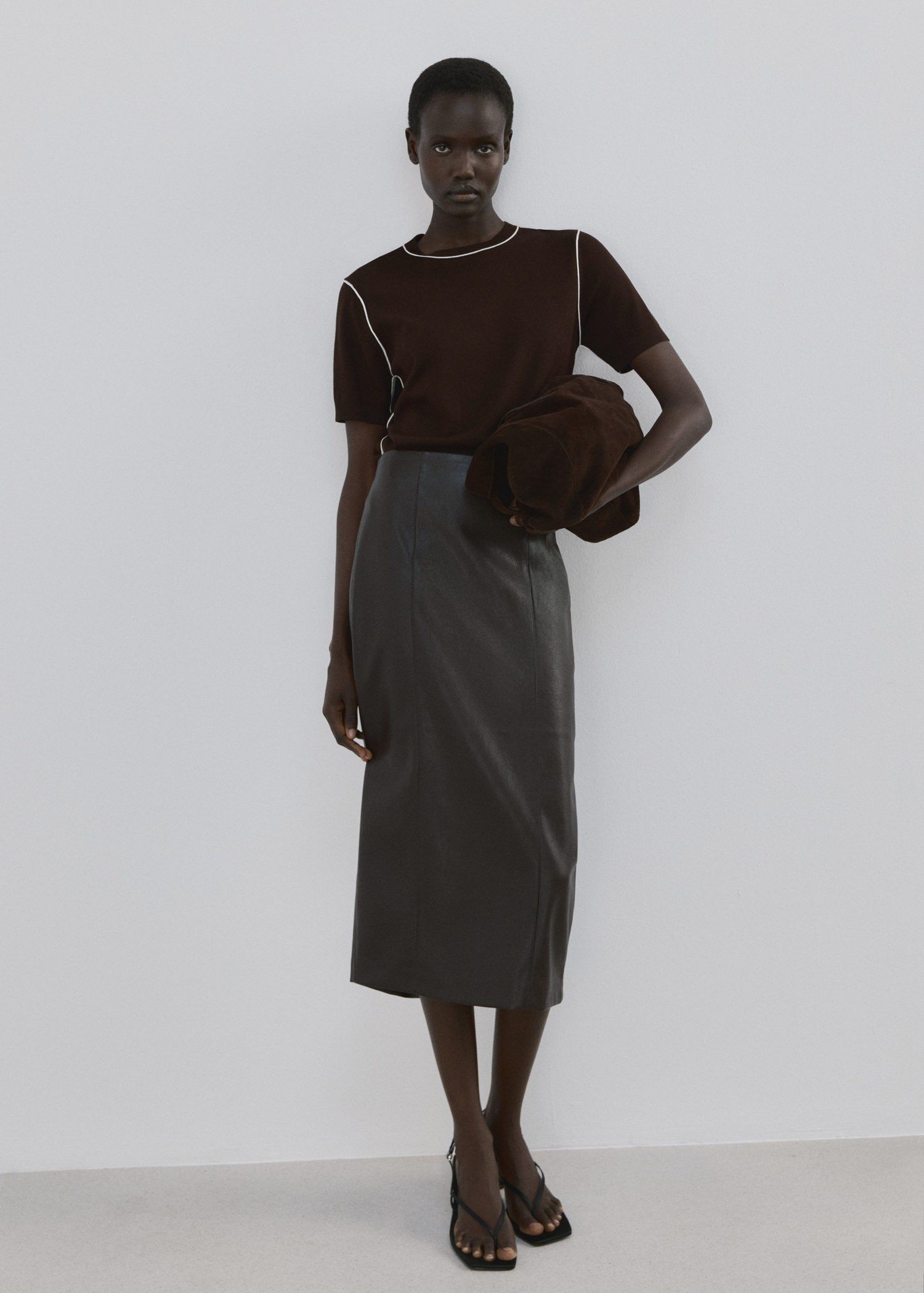 Fine knit sweater with contrasting