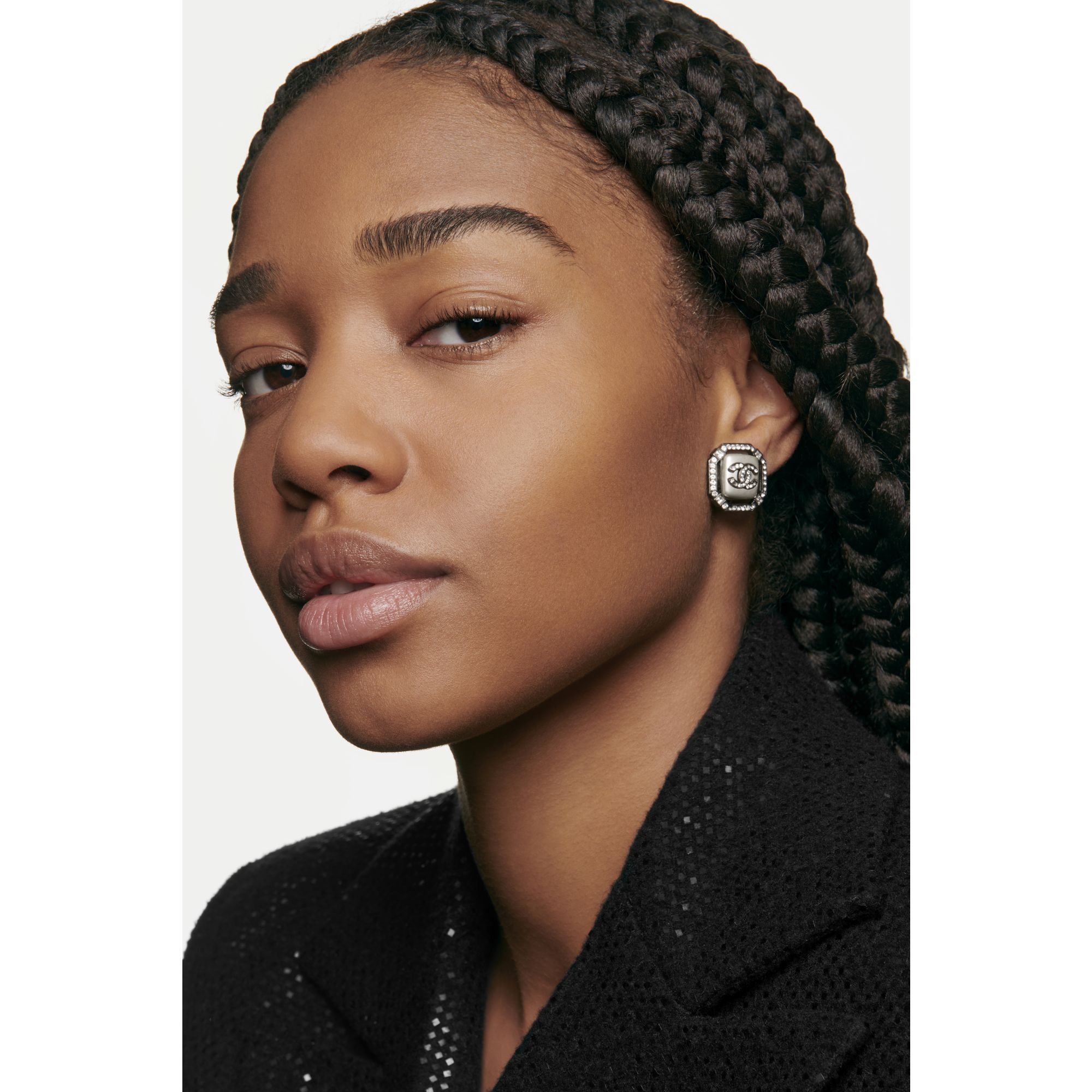 ULTRA KOMFORTABEL KOMPAKT FOUNDATION DER HOLDER HELE DAGEN