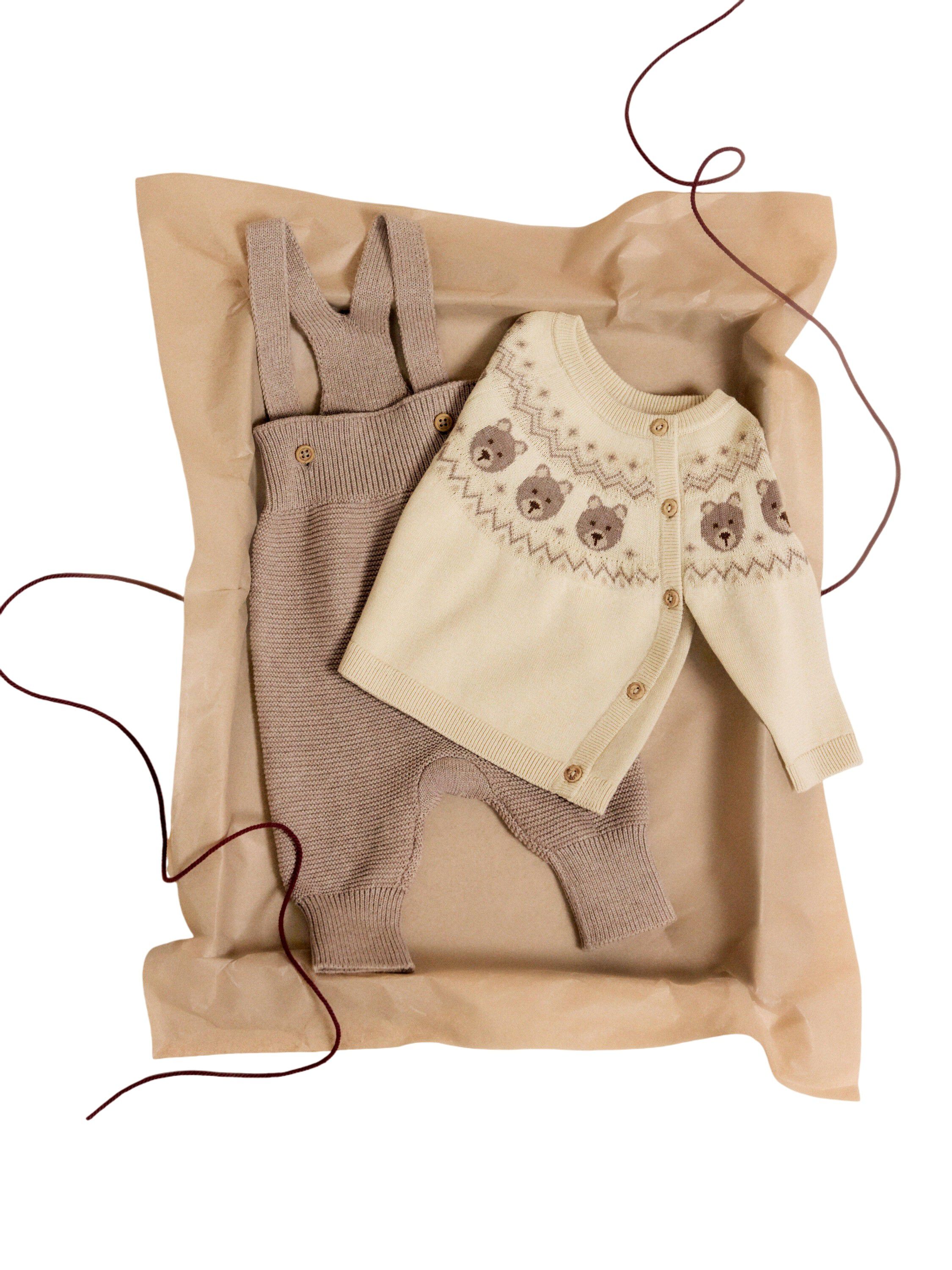 Knitted jumper with a patterned yok