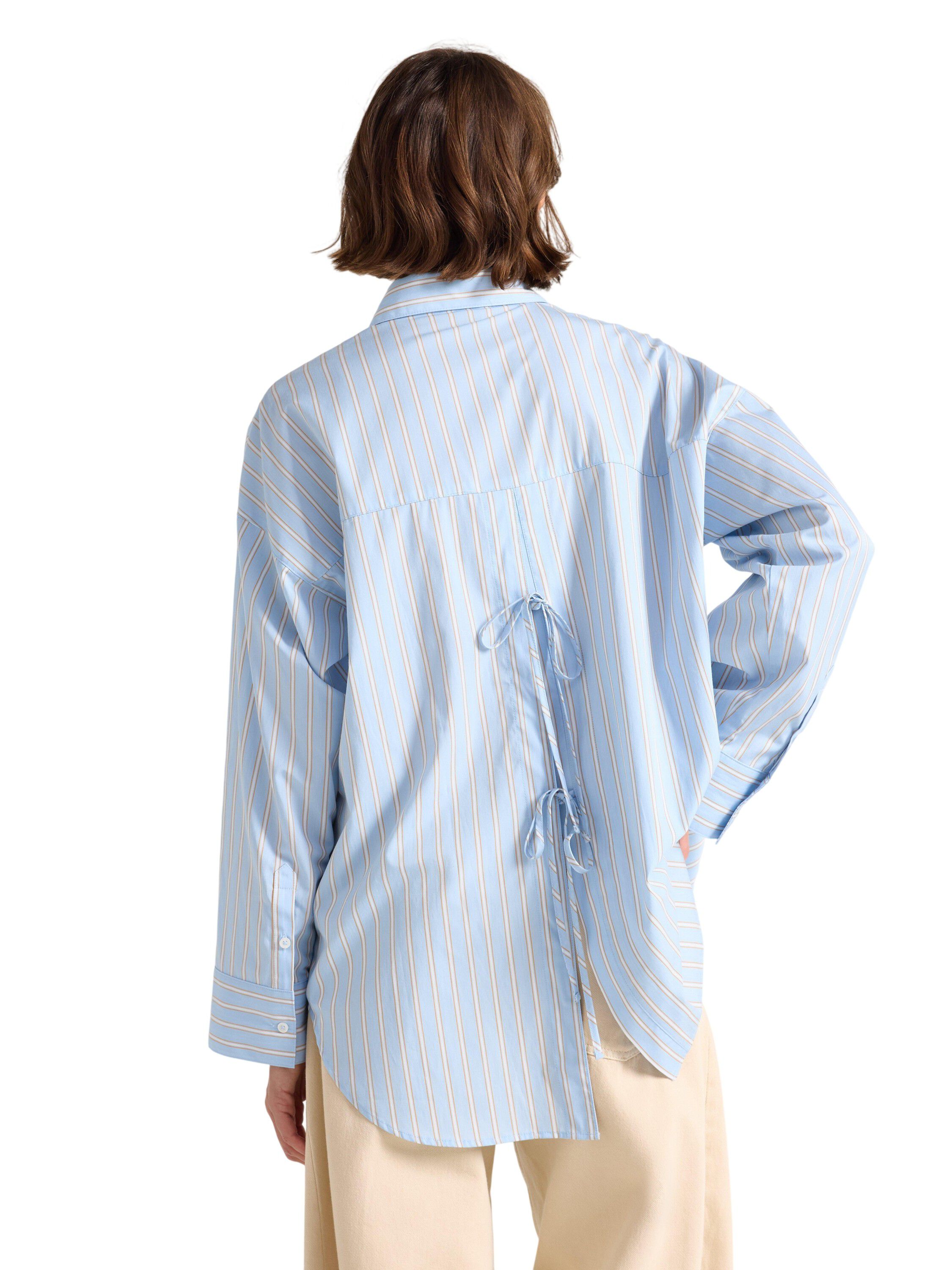 Shirt with long sleeves and an open