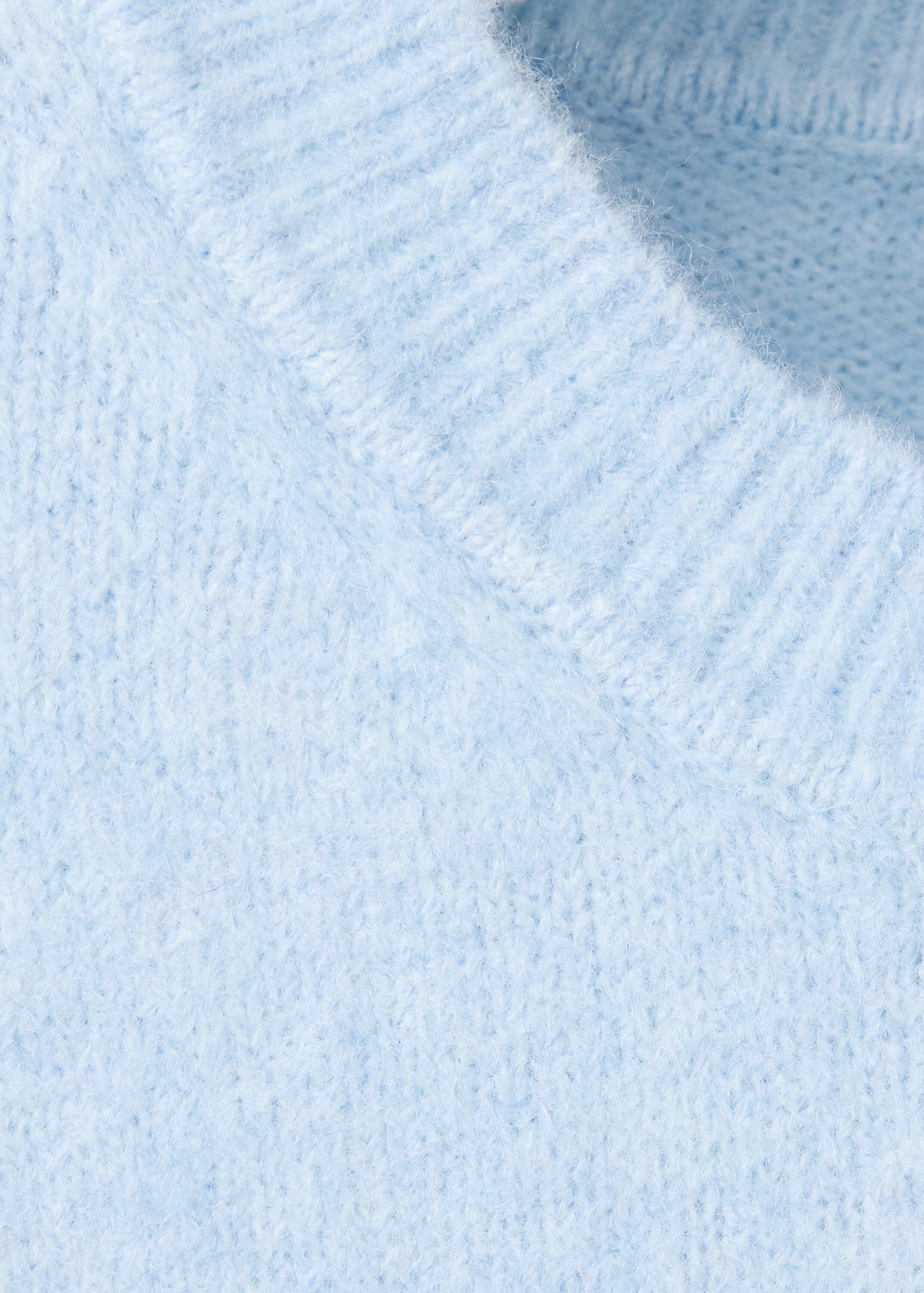 Round-neck knitted sweater