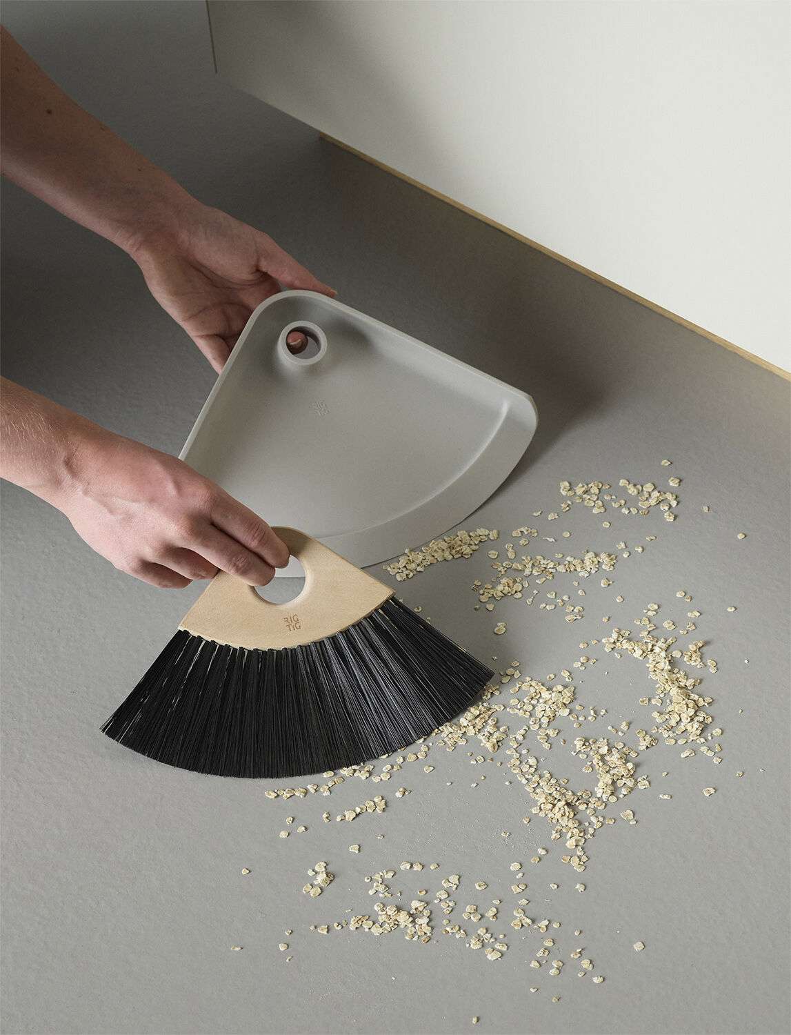 SWEEP-IT fejebakke & kost light grey