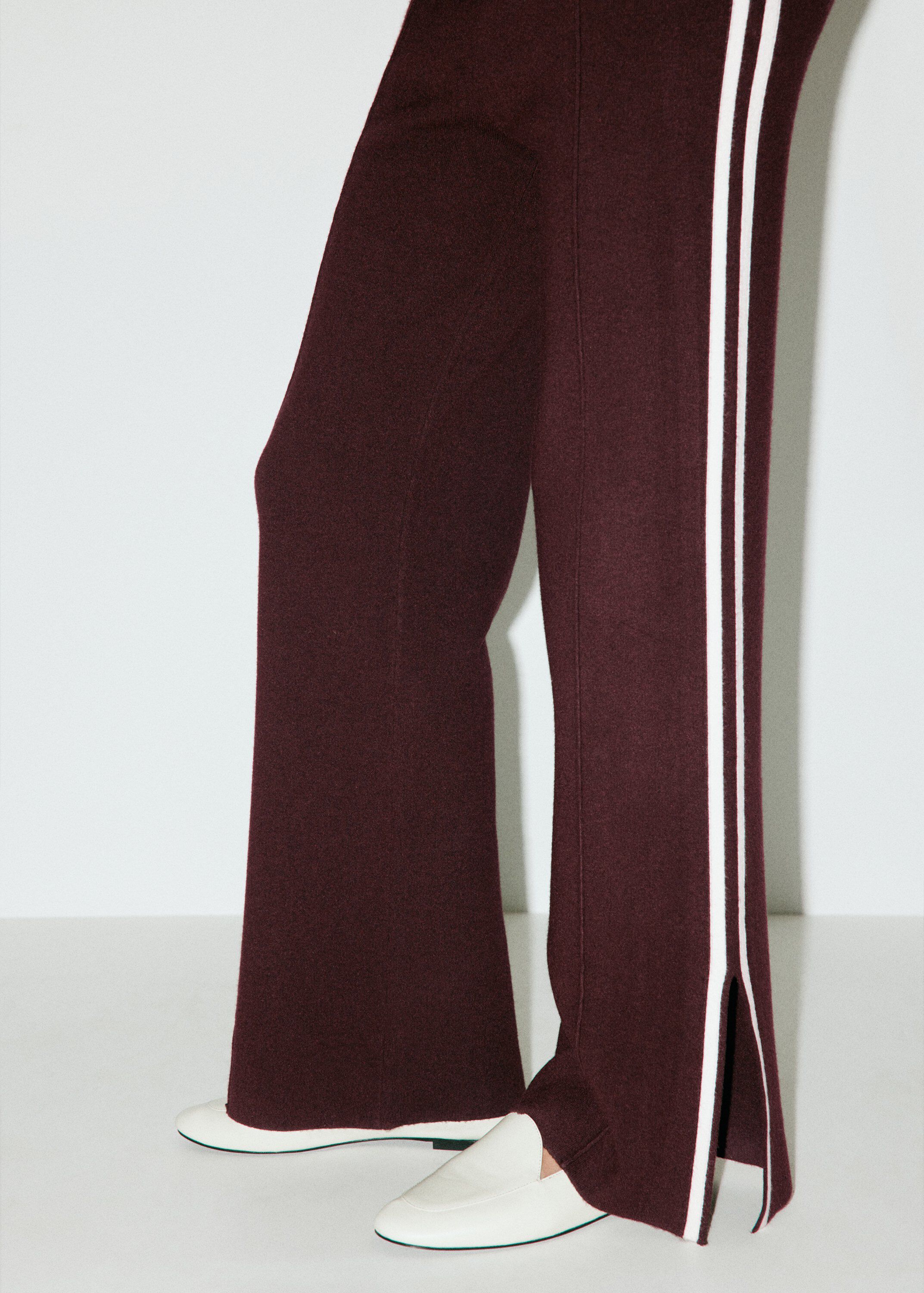 Knitted trousers with contrasting s