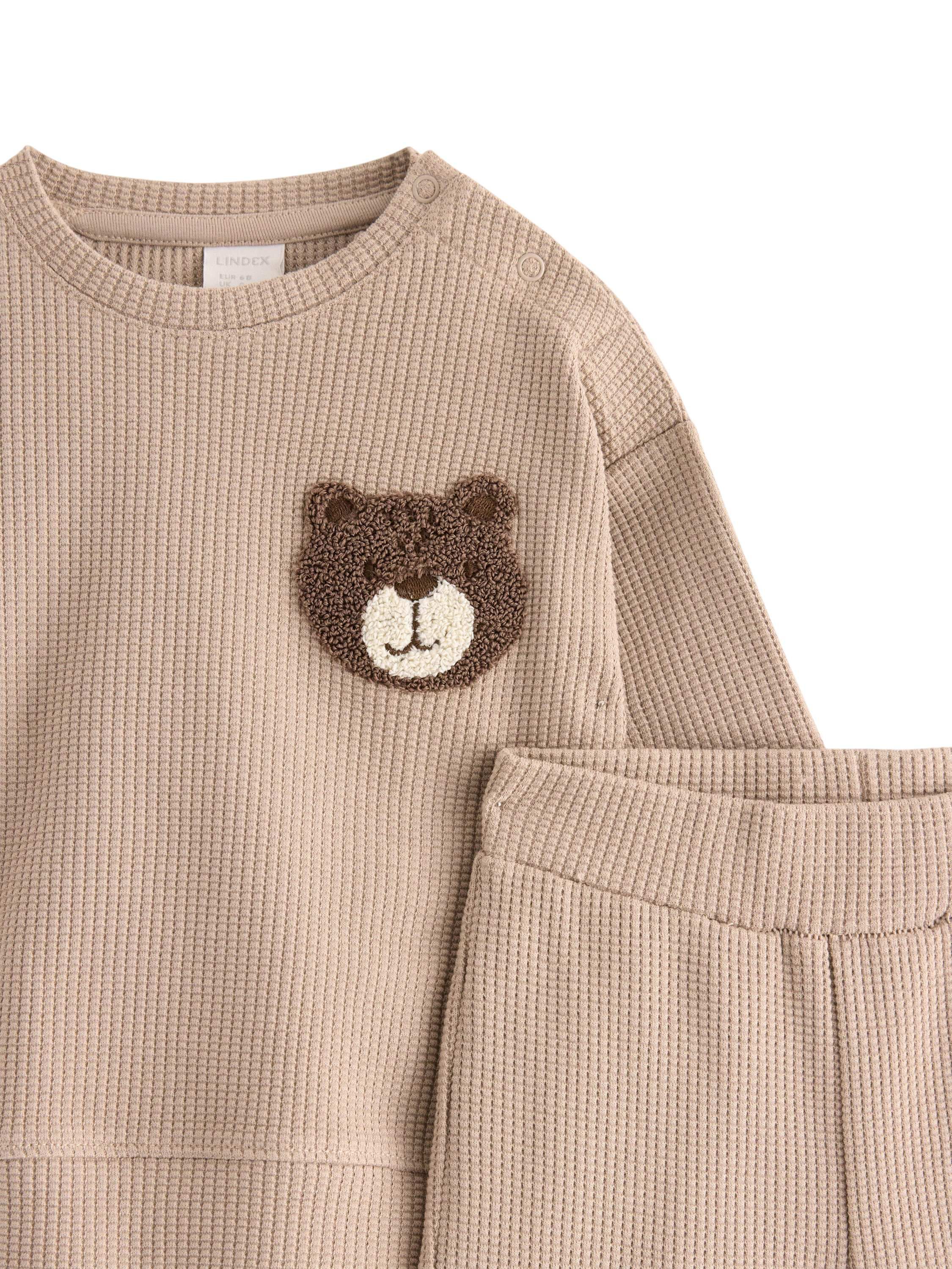 Set med v&aring;ffelstruktur och applika