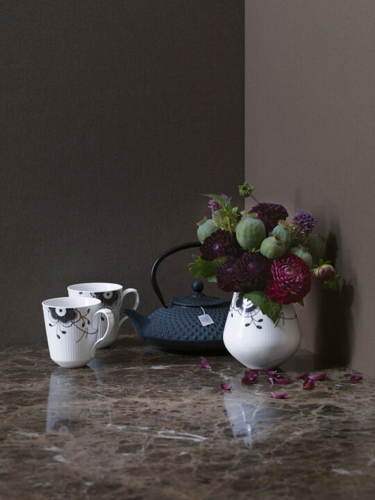 Black Fluted Mega Cups 38cl 2PK