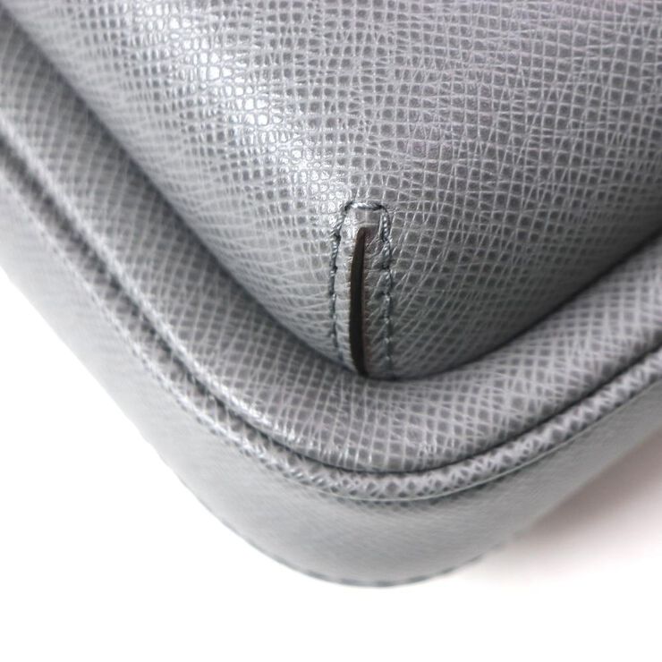 Louis Vuitton Taiga Kendall