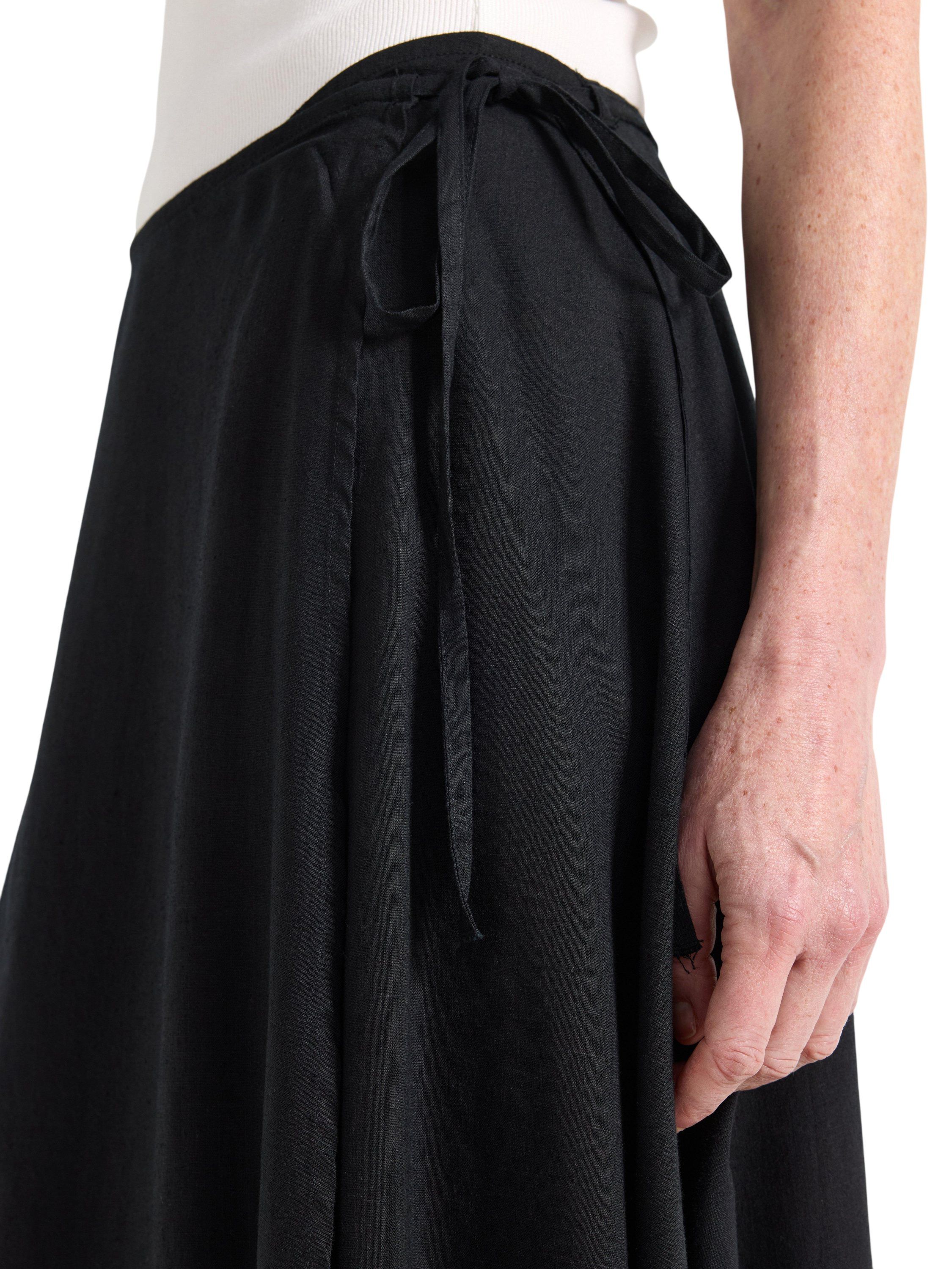 Flowy wrap skirt in a soft linen bl