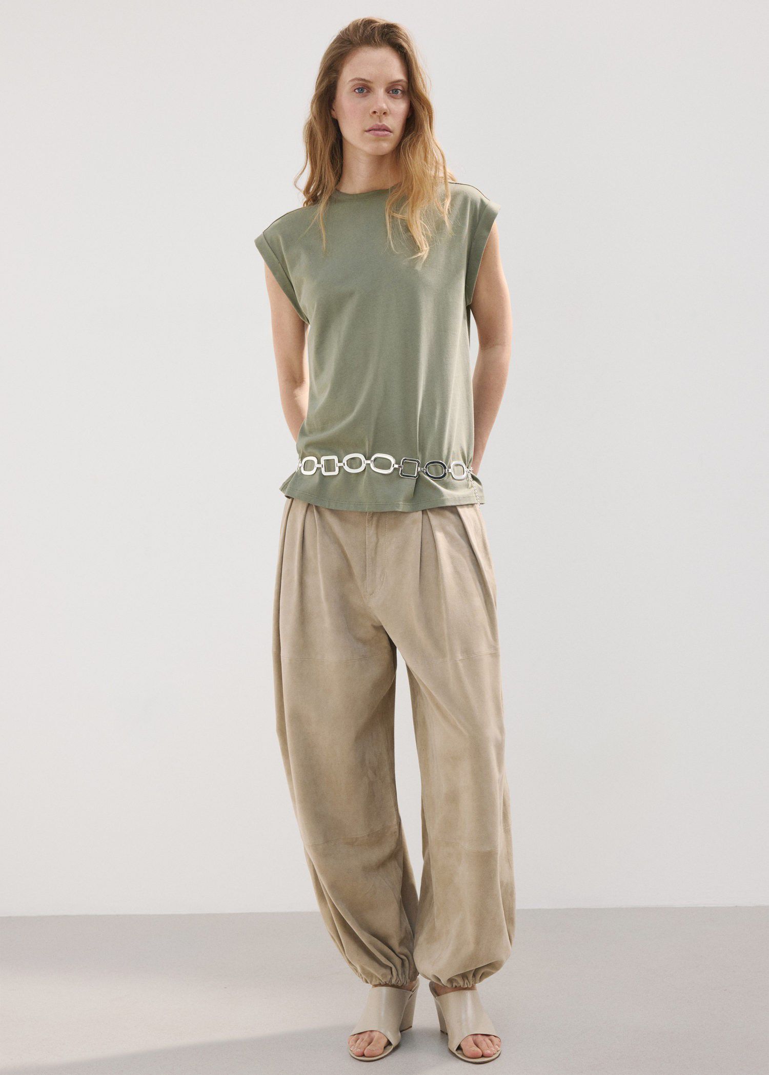 Short-sleeved t-shirt with shoulder