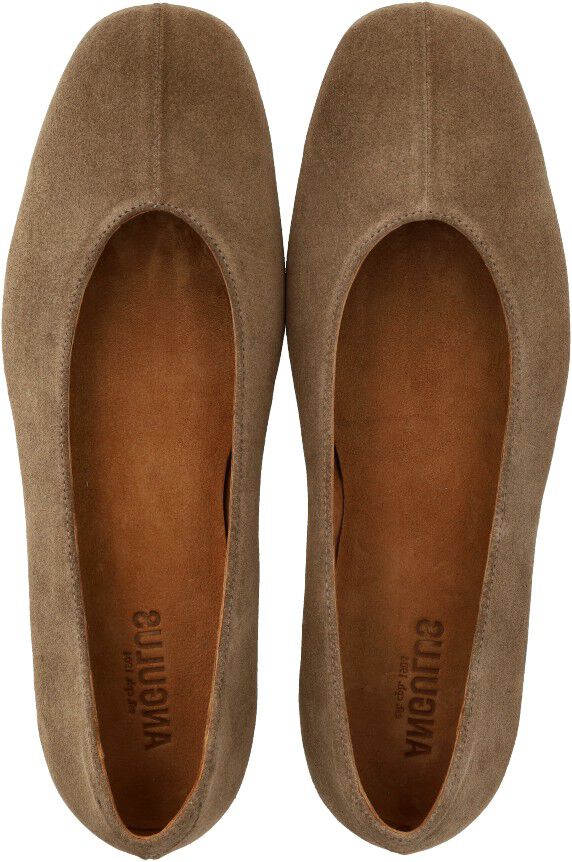 Ballerina med centreret dekorativ stikningsdetalje