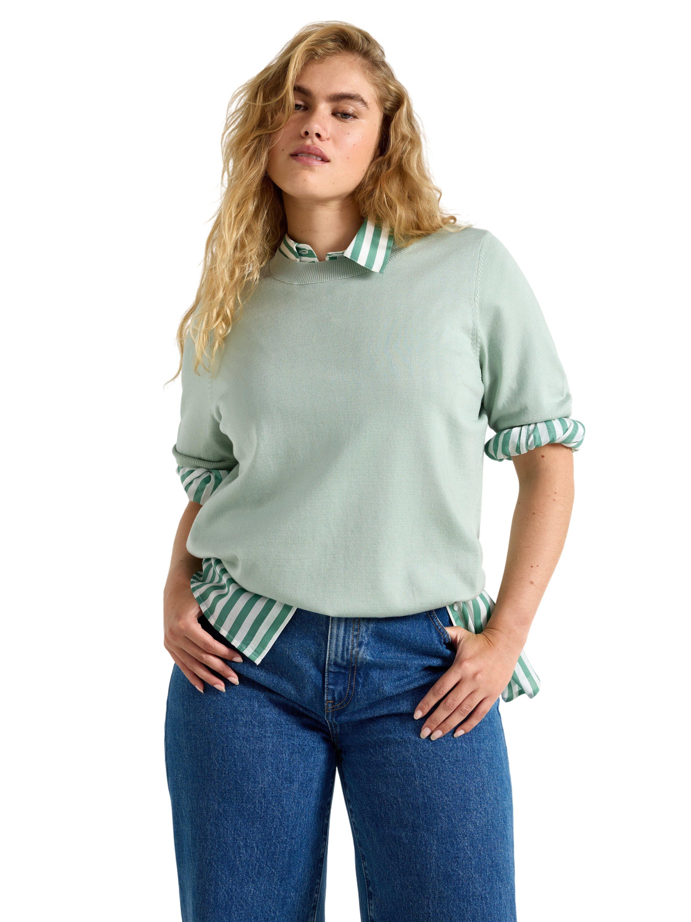 Fine-knitted top with round necklin