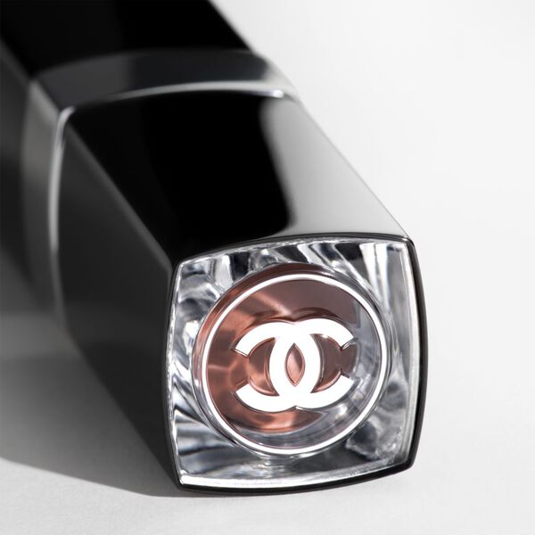 Hydrating And Plumping Lipstick. Intense, Long-Lasting Colour And Shin