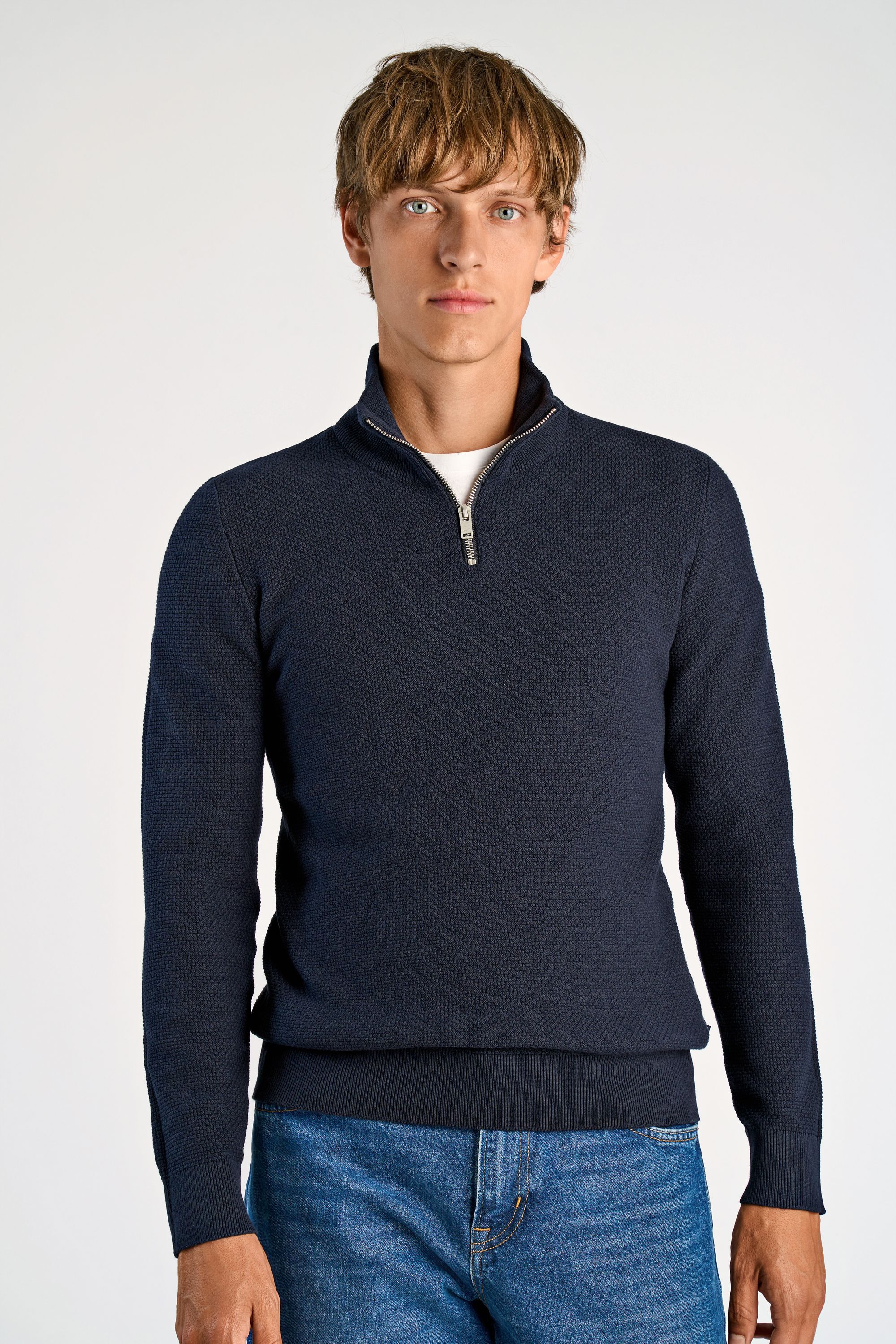 Recycle structure half zip