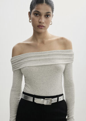 Off shoulders T-shirt
