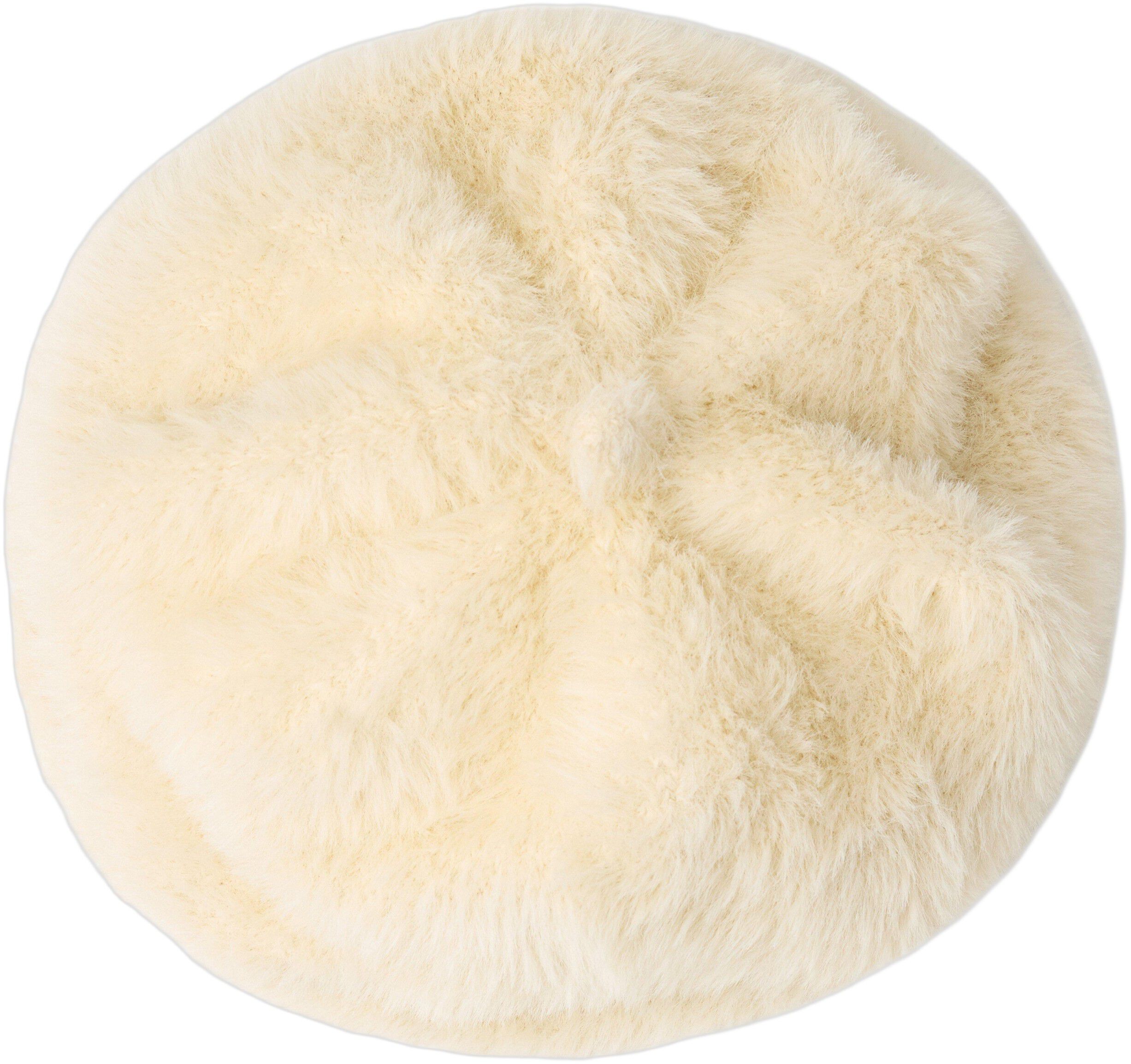 Soft beret in fluffy feather yarn.