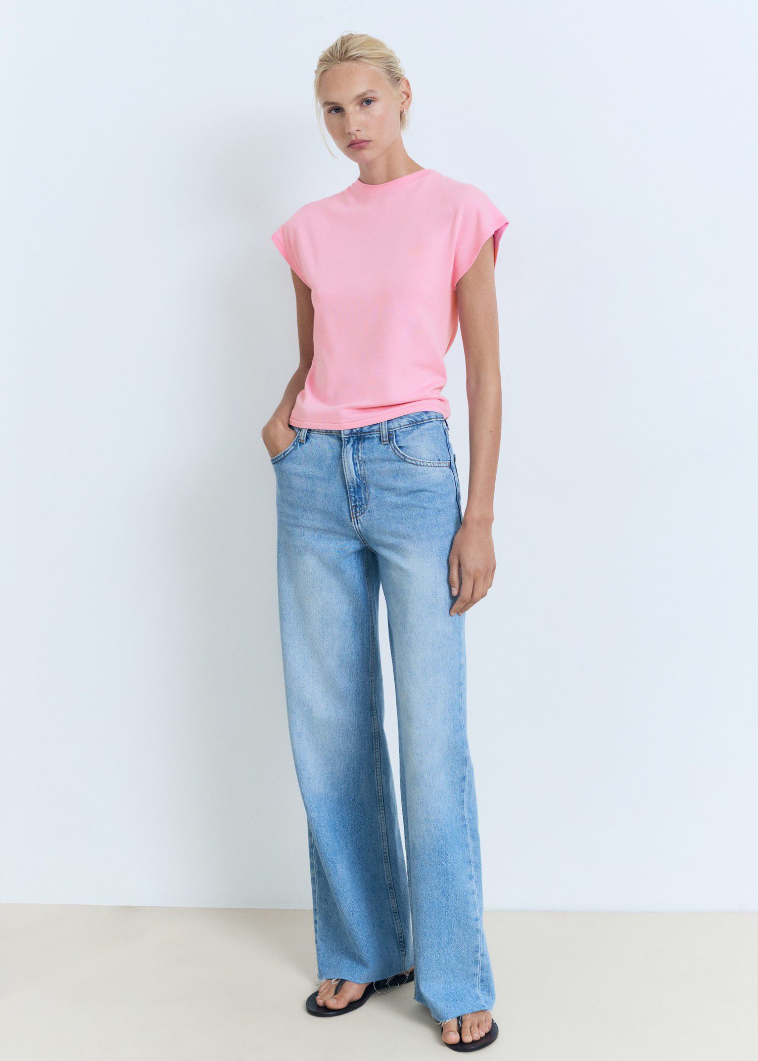 Sleeveless fine knit sweater