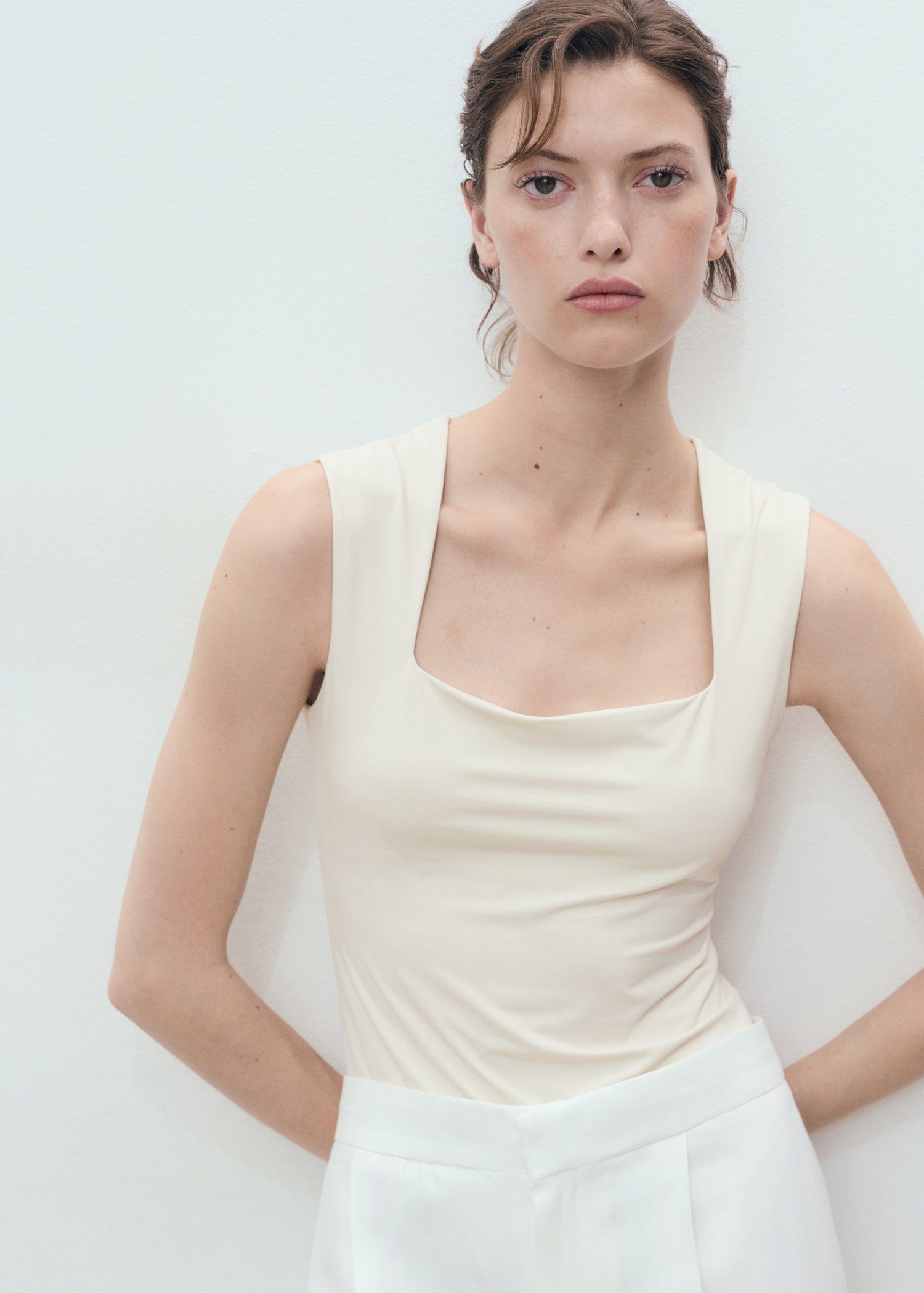 Fitted top with wide straps