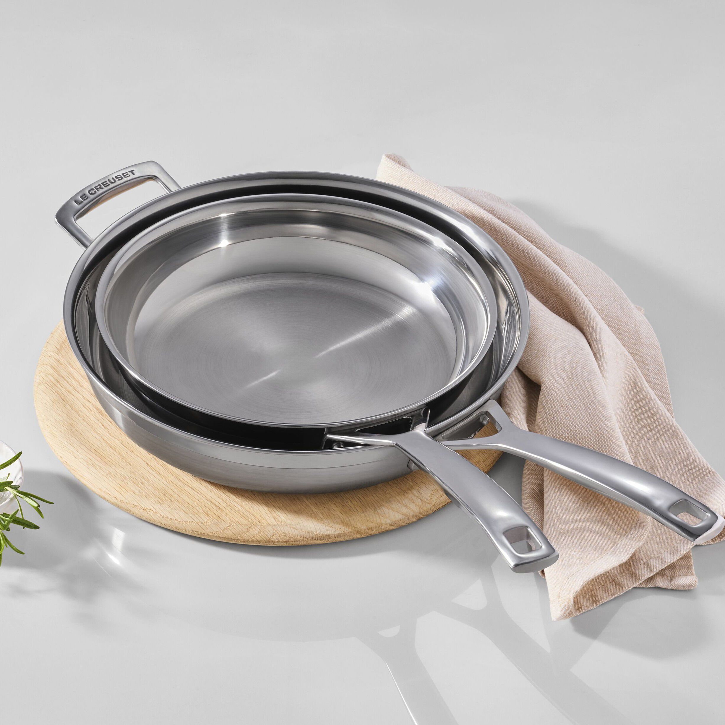 Le Creuset Classic 3-ply rustfrit st&aring;l s&aelig;t m/ 2 stegepander