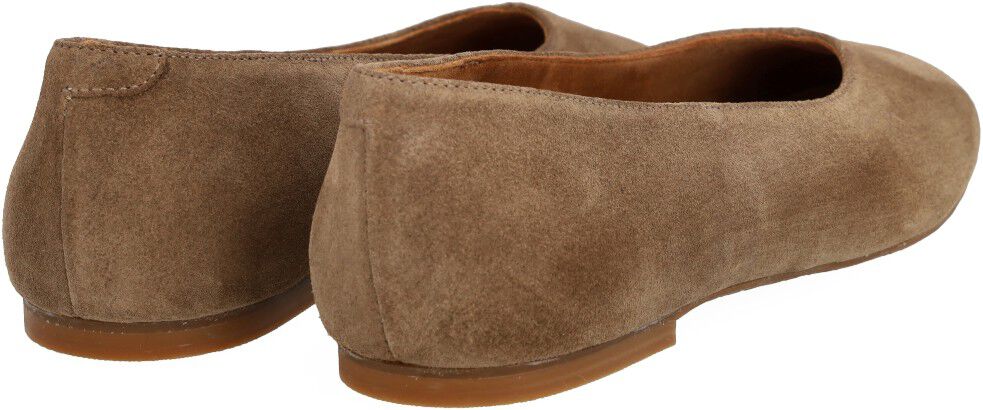 Ballerina med centreret dekorativ stikningsdetalje