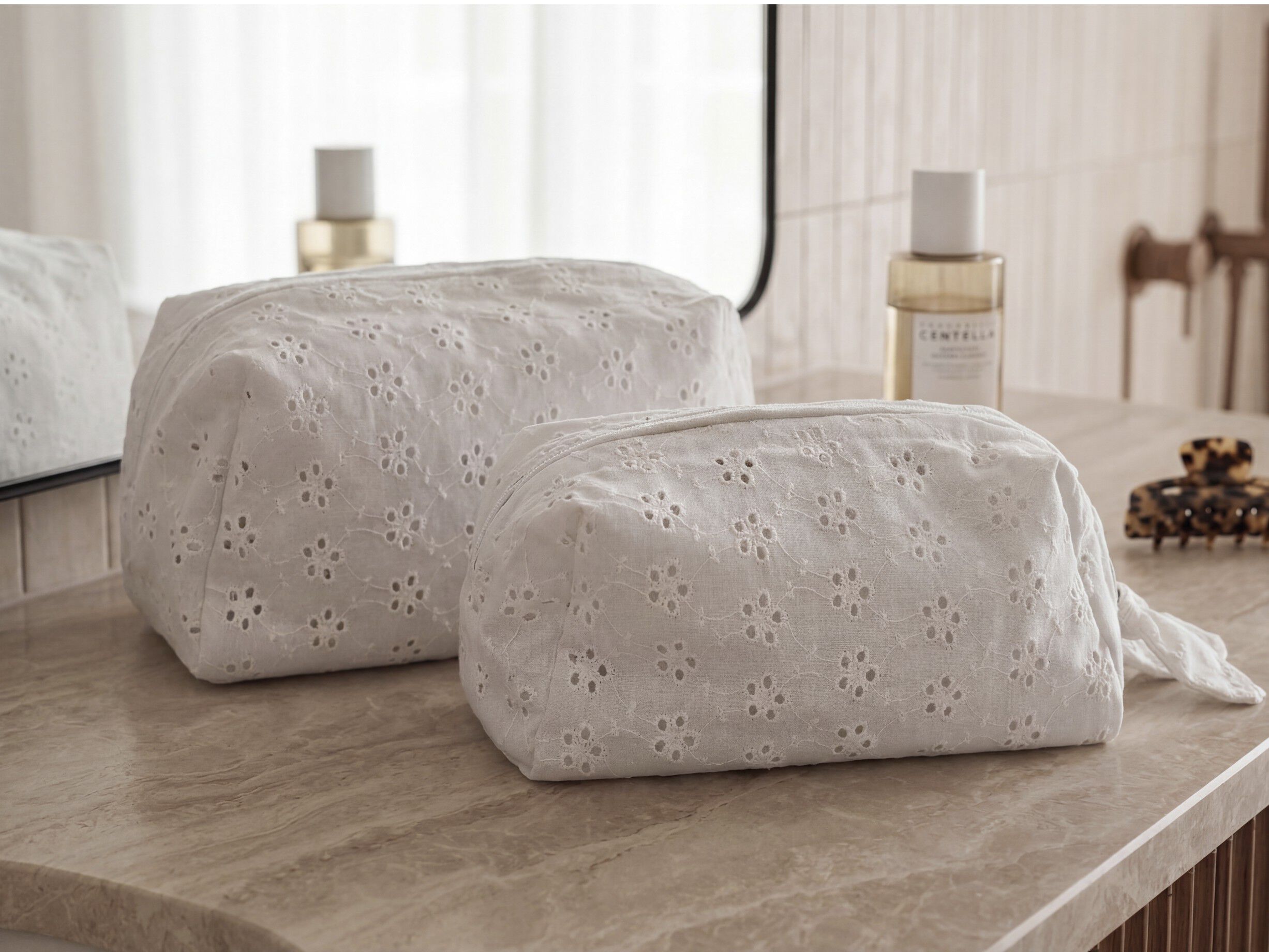 Kosmetikpung Weekend Stories  Suite One White
