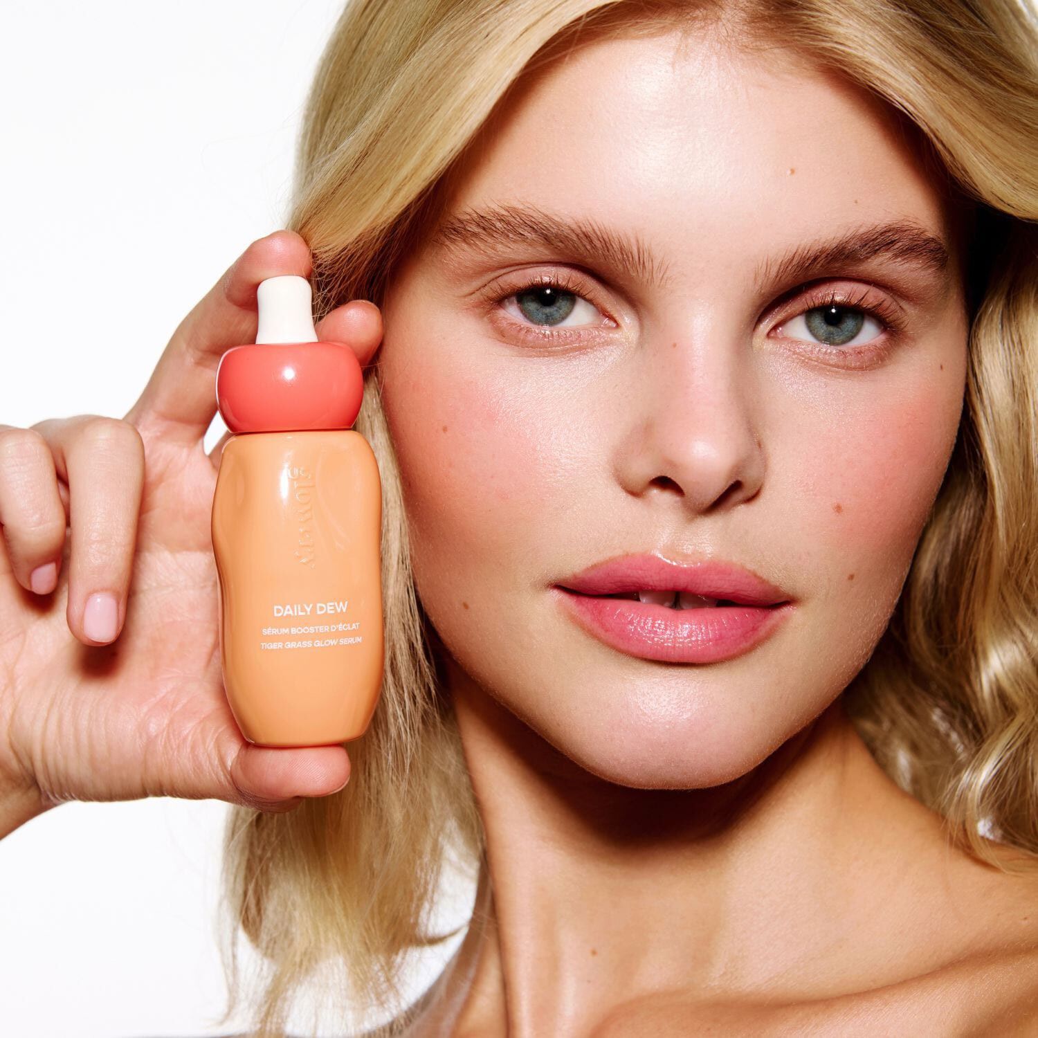 A.M. GLOW Daily Dew Serum, der reparerer og giver gl&oslash;d, med Centella