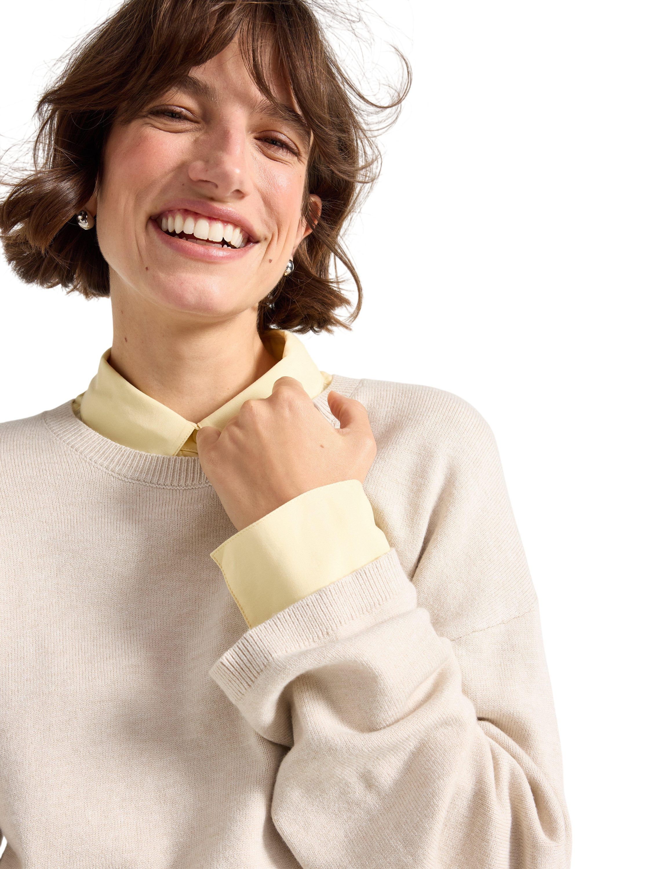 Stickad tr&ouml;ja med avslappnad passfo