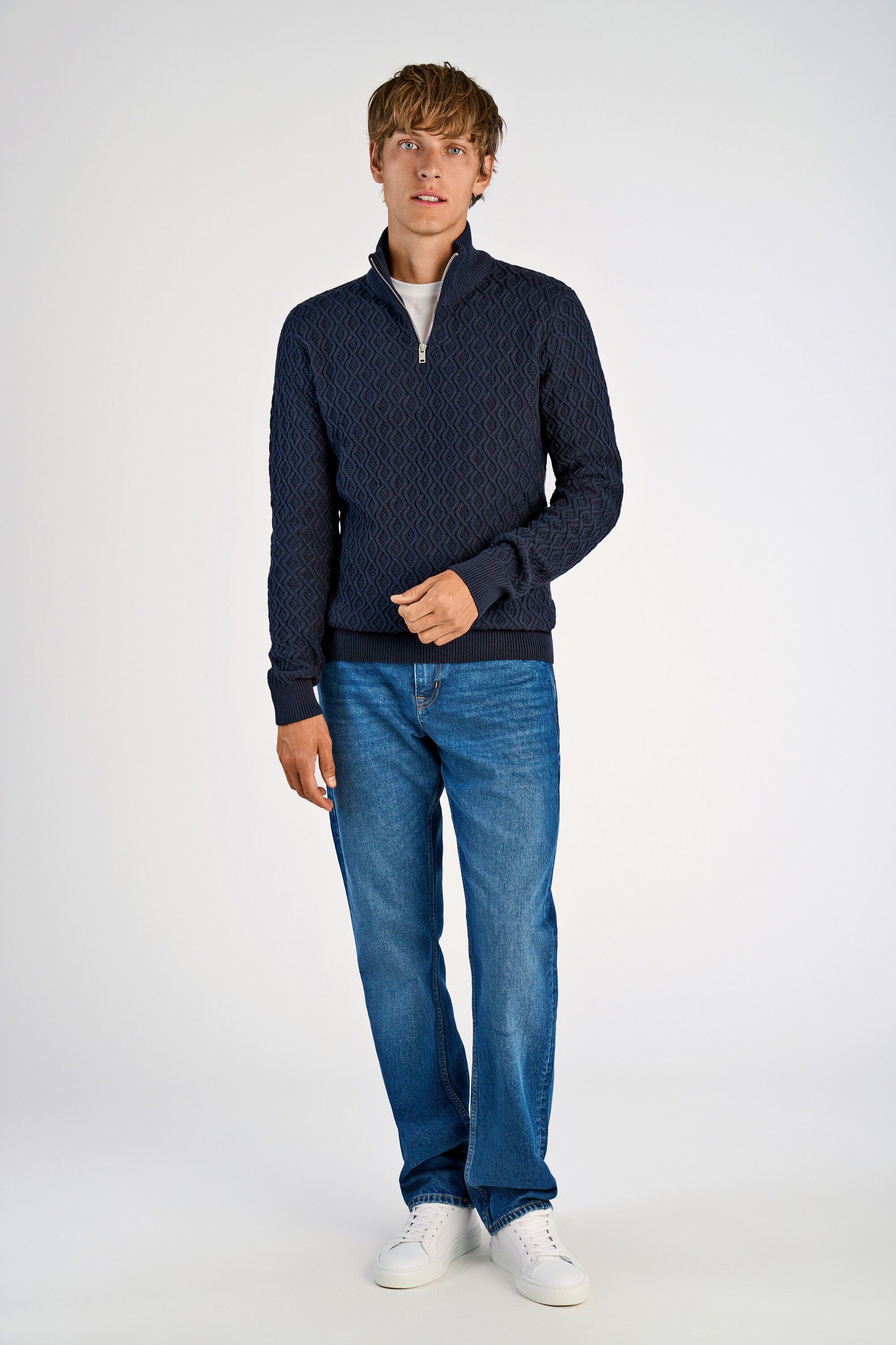 Recycle structure half zip