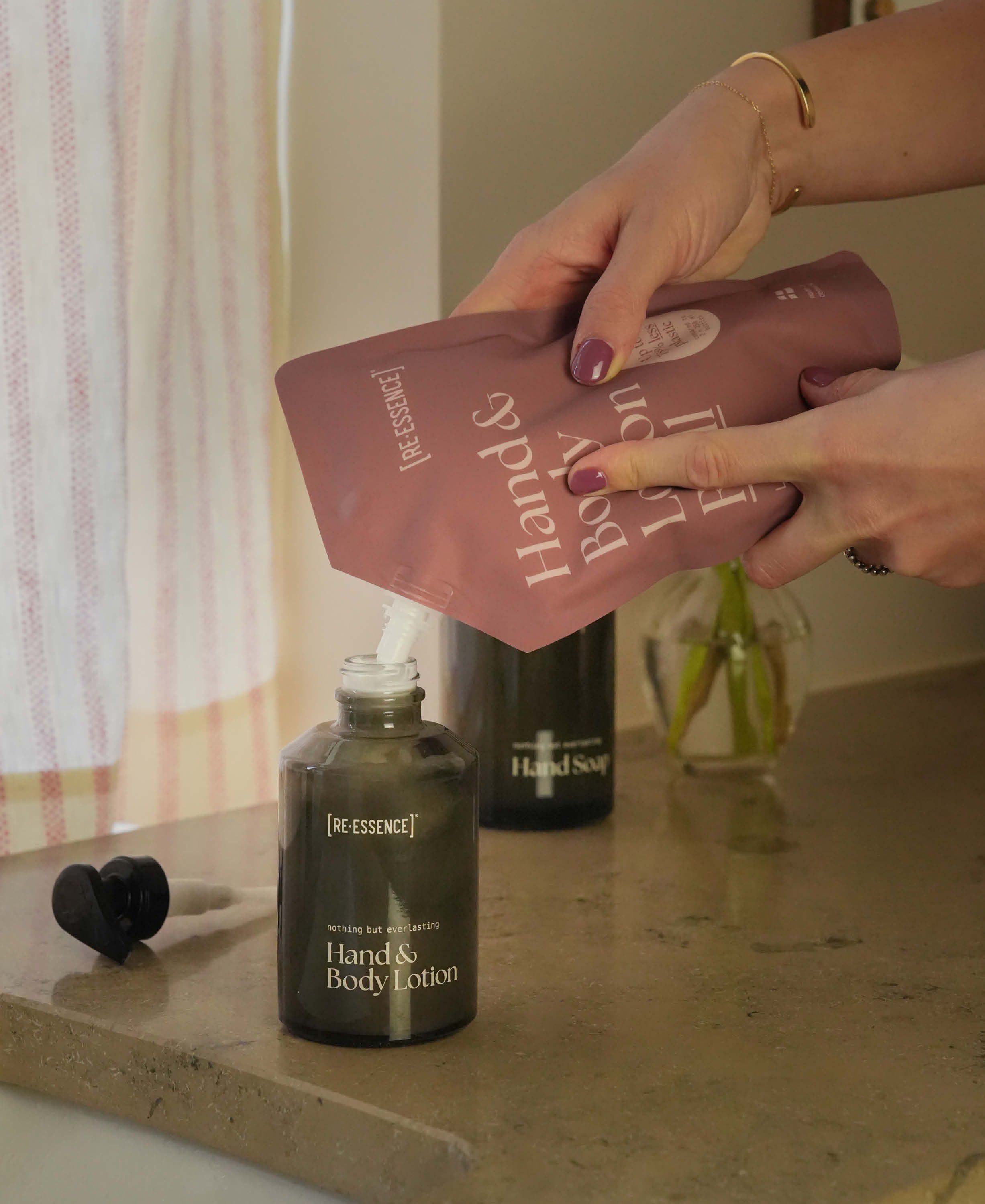 Hand & Body Lotion i glasdispenser (Citrongr&aelig;s/Rosmarin/Cedertr&aelig;)