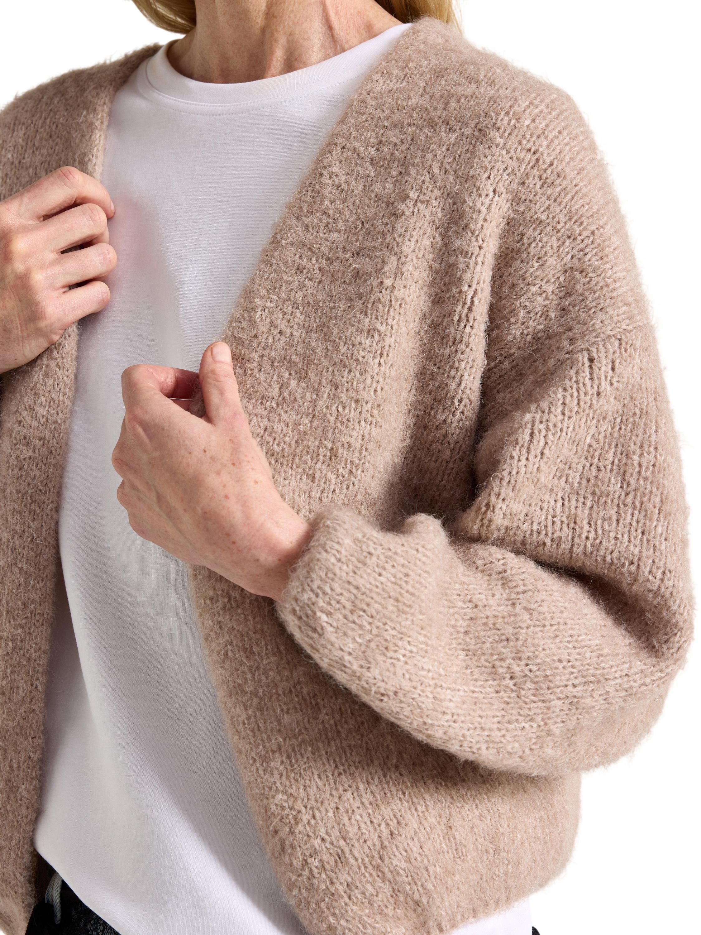 Soft and cosy knitted cardigan with