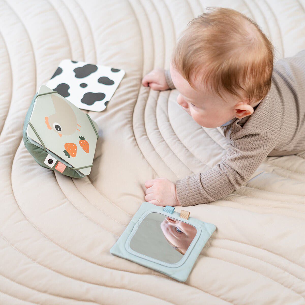 Baby kontrastkortholder Tiny farm Gr&oslash;n
