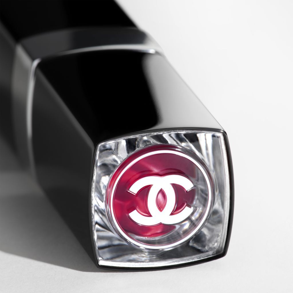 Hydrating And Plumping Lipstick. Intense, Long-Lasting Colour And Shin