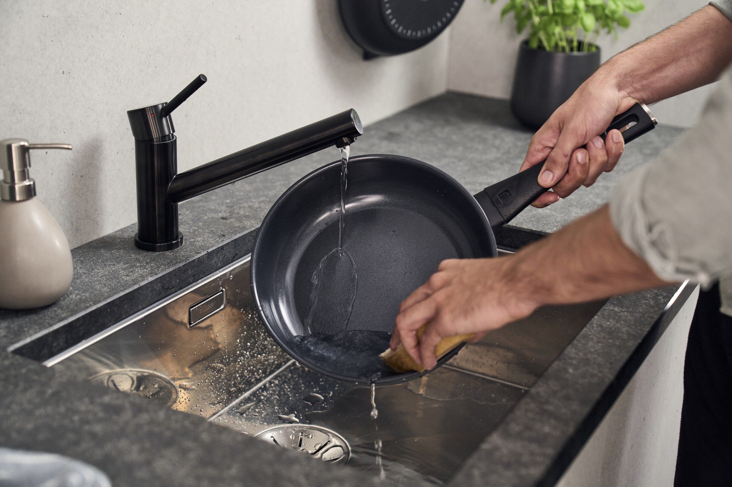 Madura Plus Ceramic Sautepande, 28 cm, Aluminium, Titanium f