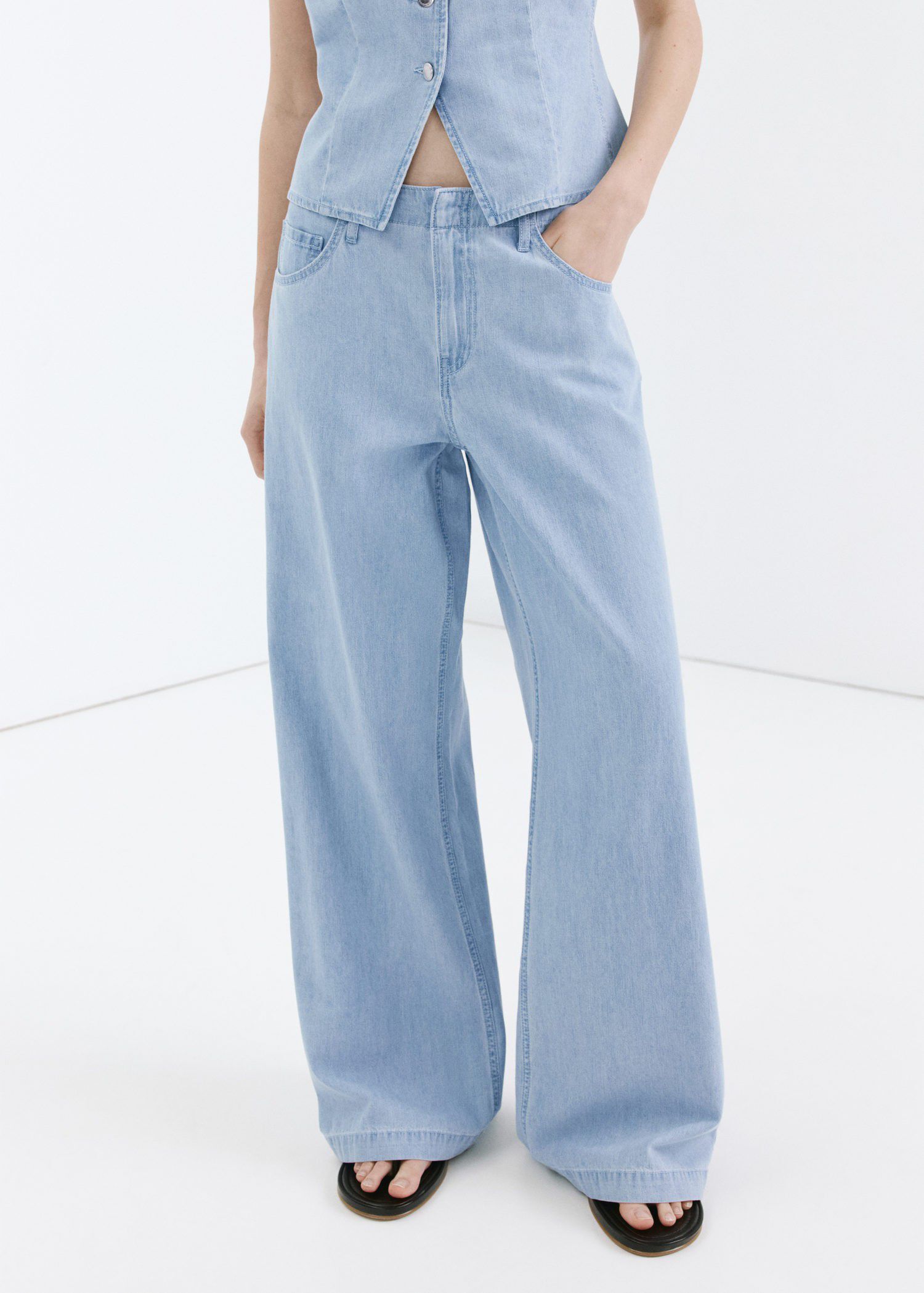 Wide leg mid-rise jeans