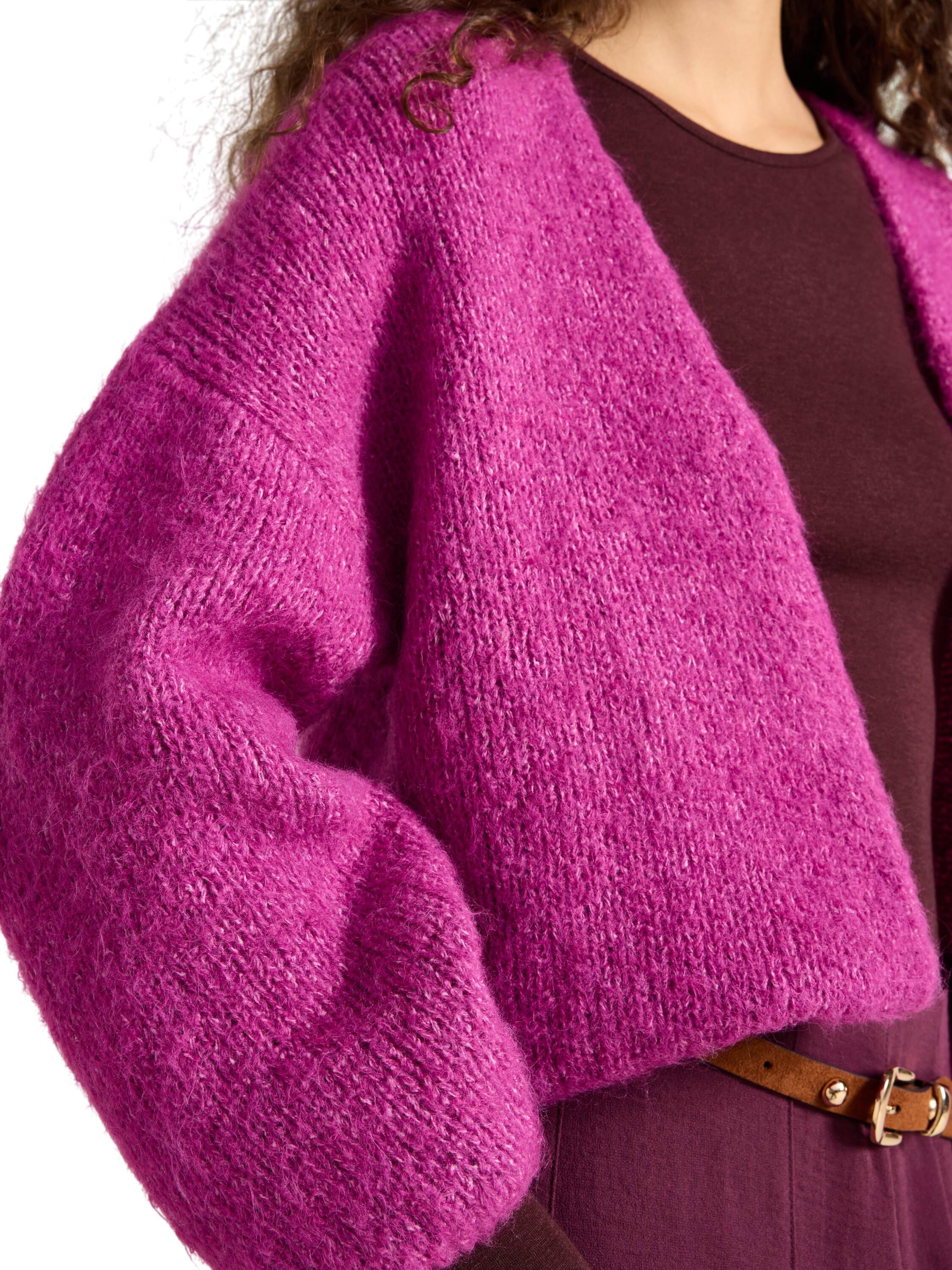 Soft and cosy knitted cardigan with